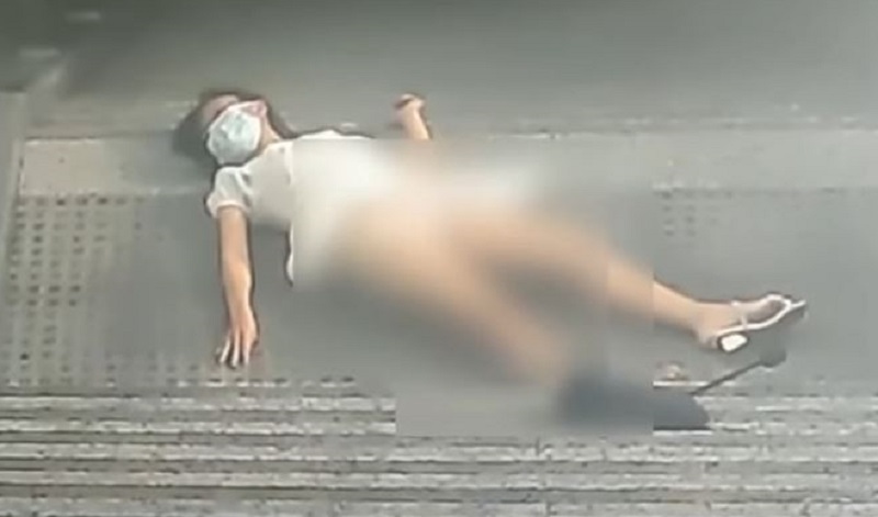 女子摔落階梯無法動彈,看來傷勢嚴重。(翻攝YouTube)