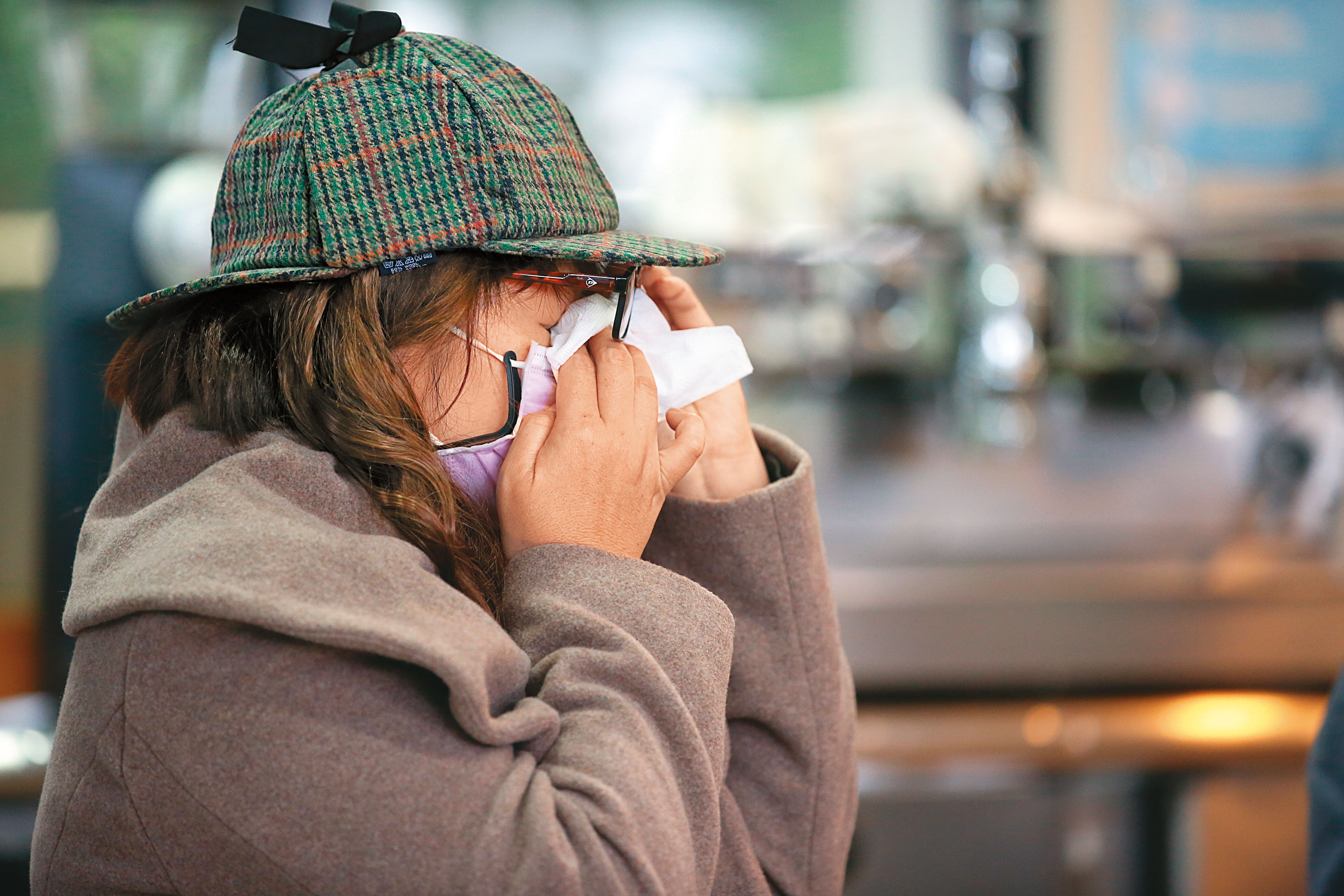 媽媽嘴老闆娘呂太太談及8年的心路歷程，數度哽咽。