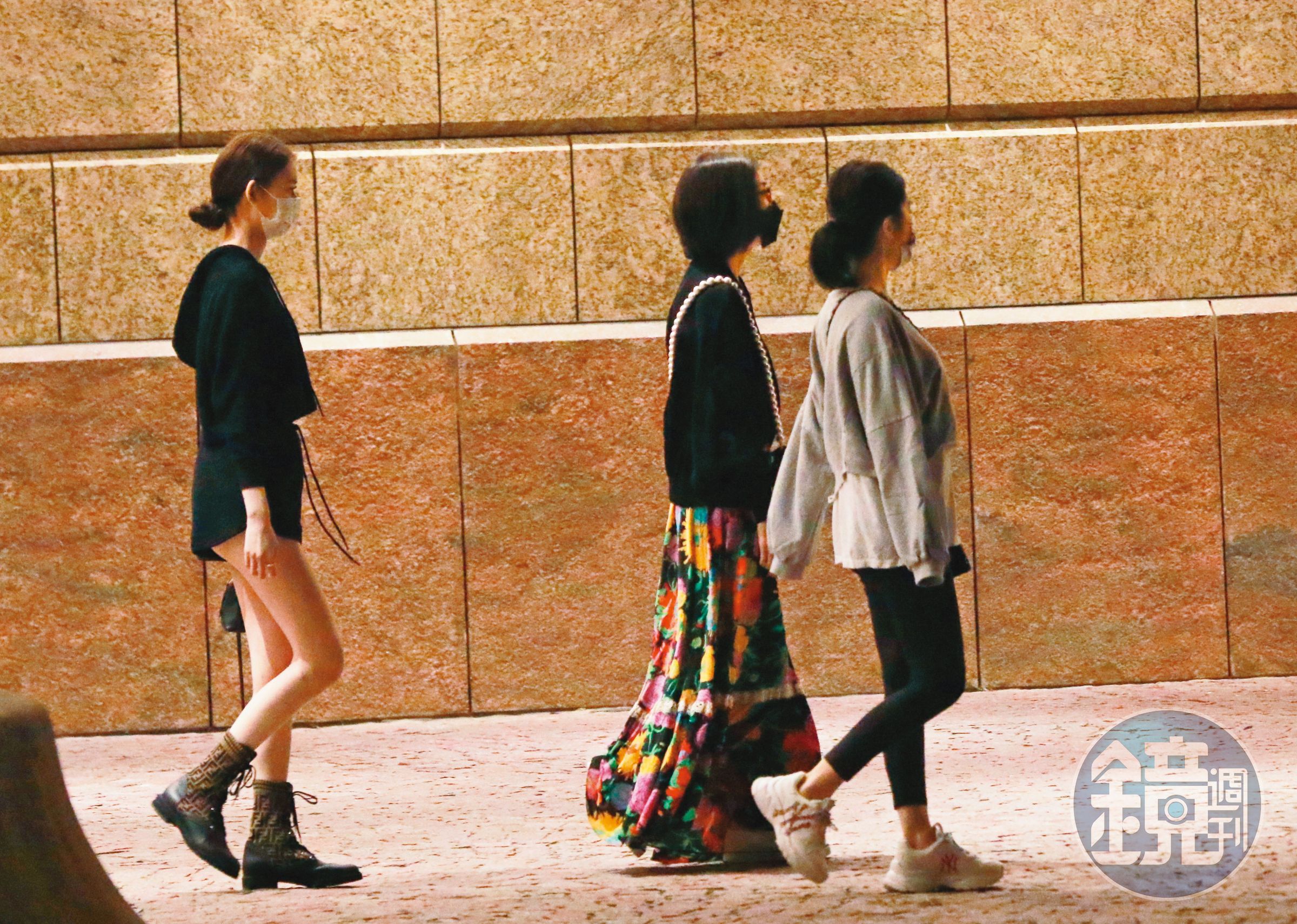 11月7日，22：05，錢德月母女倆及女友人一起走出文華東方酒店，然後在門口道別。
