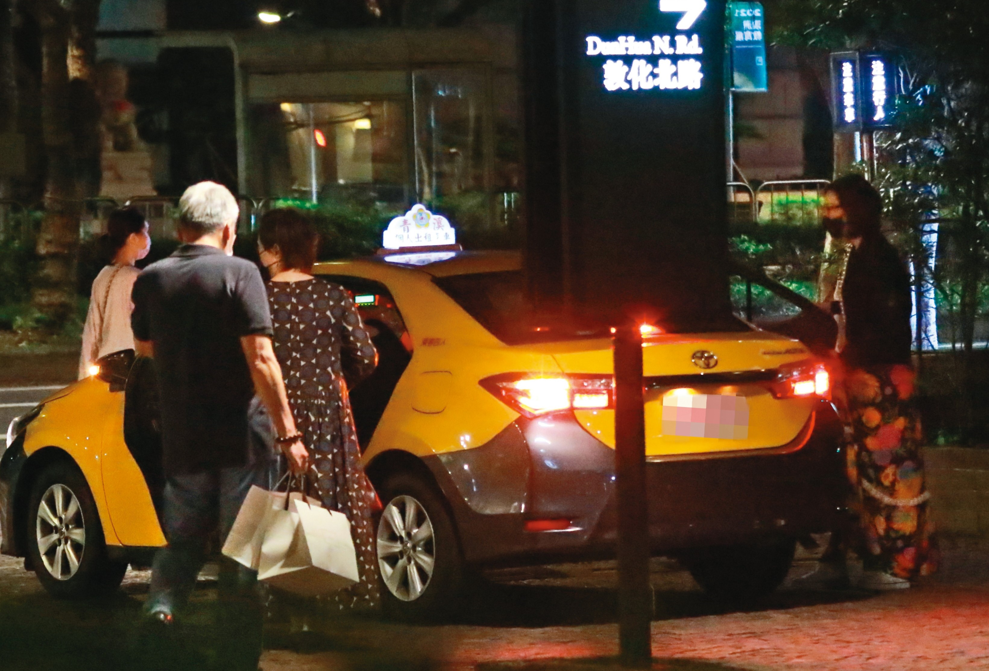11月7日，22：07，男友已經離開，錢德月自己叫計程車與女兒及長輩同車。