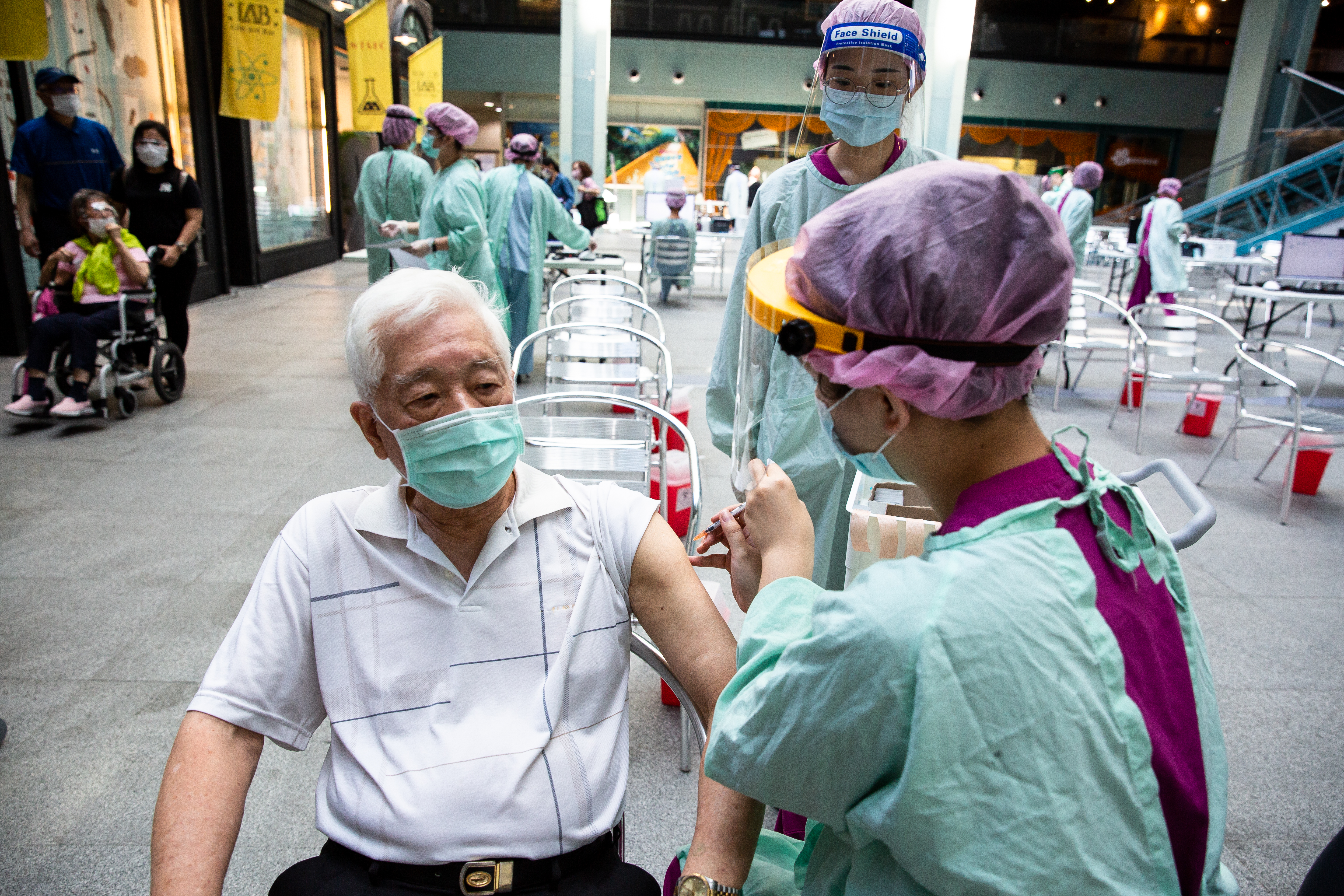 胸腔暨重症科醫師黃軒表示，有關Omicron病毒，WHO給出建議，呼籲長者和醫護人員要盡快接種第二劑疫苗。