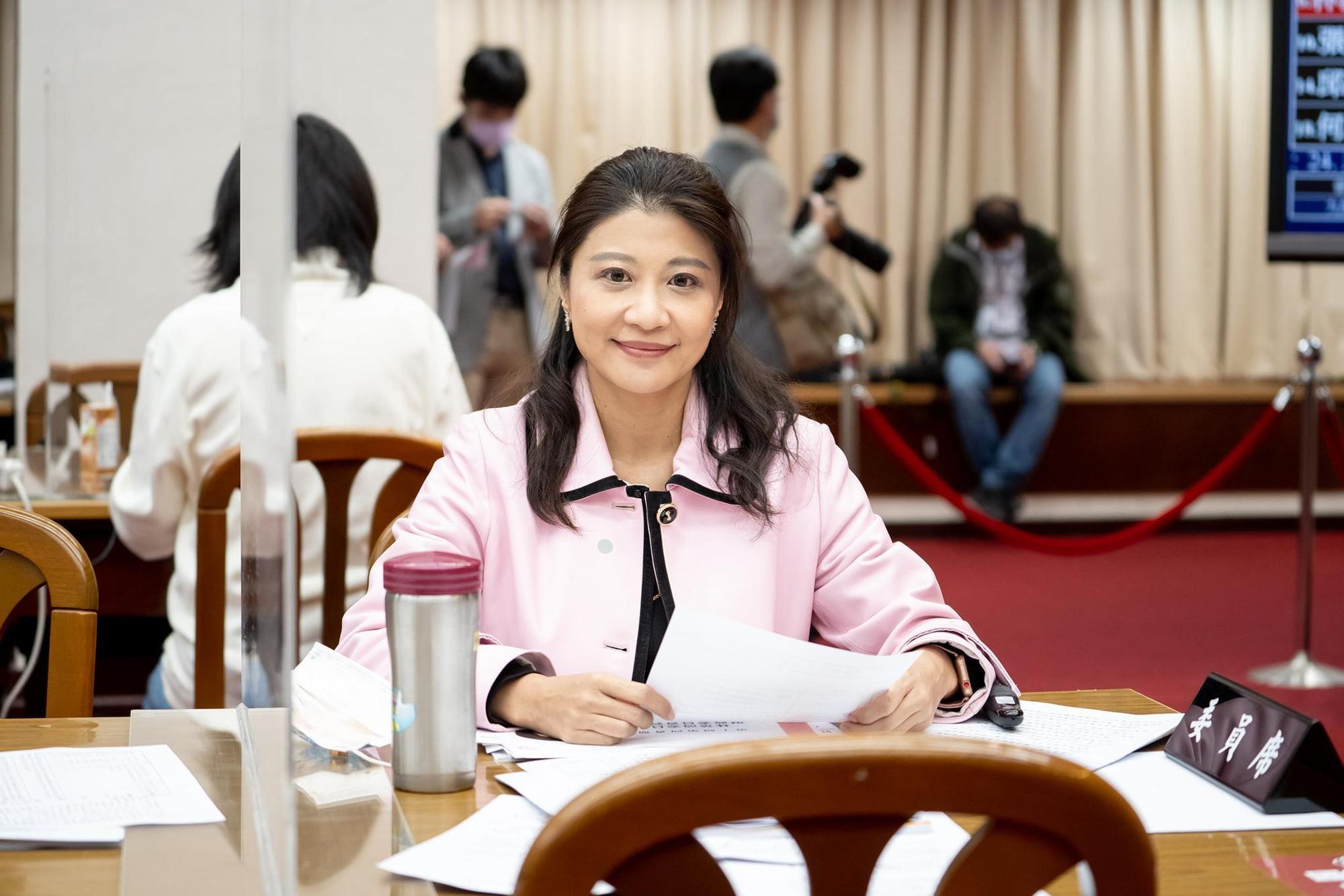 民進黨立委林楚茵要求顏寬恒自行拆除違建,別浪費大眾納稅錢。(翻攝林楚茵臉書)