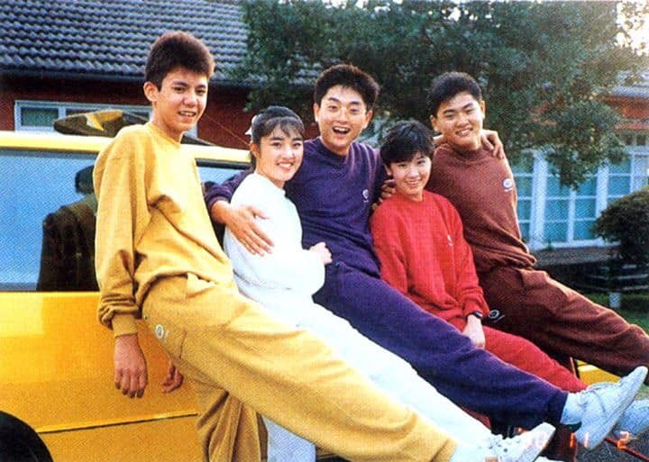 《神仙指頭》譚志剛(左一)、李國超(中)和賈靜雯(右二)一群人合照。(翻攝李國超臉書)