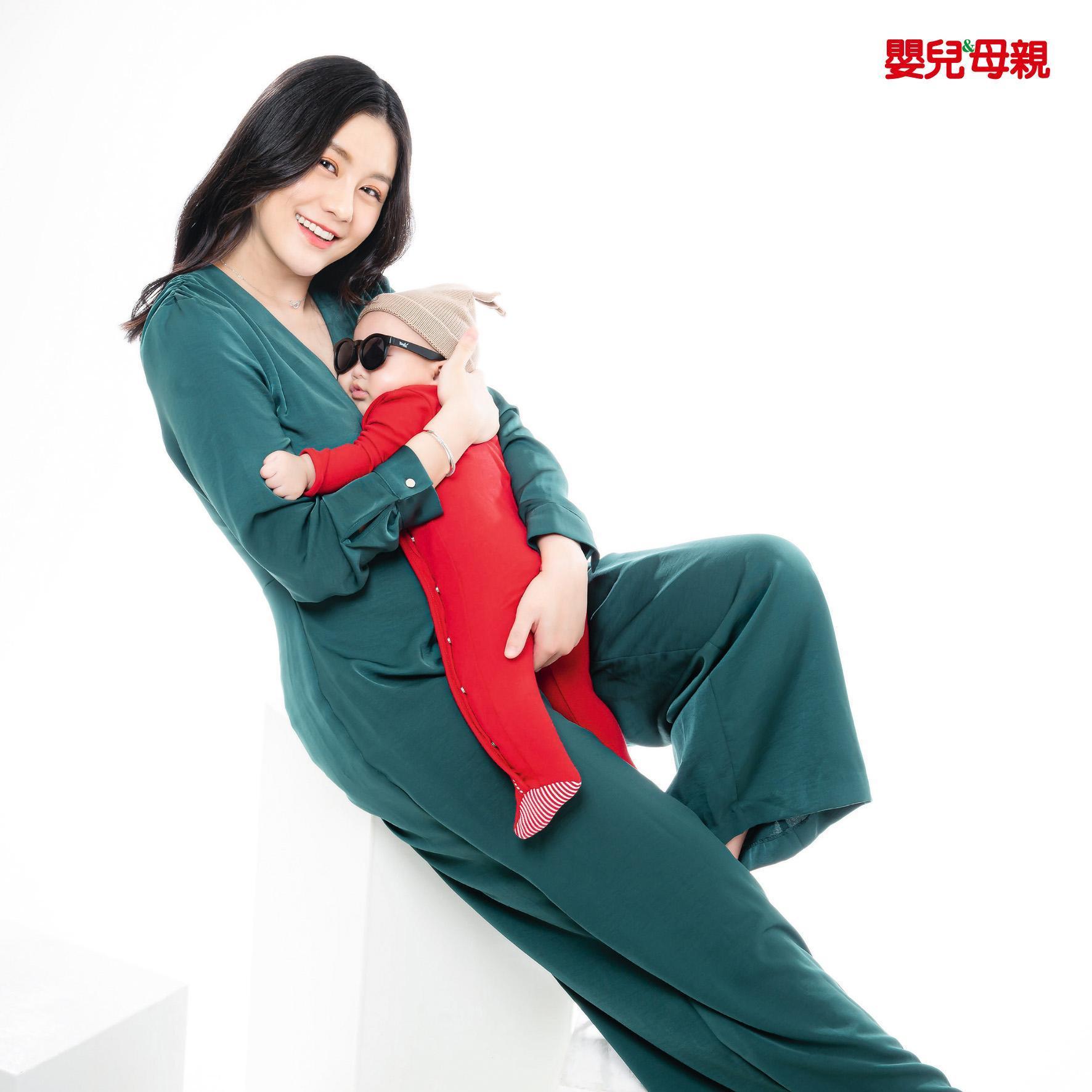 小蠻和4個月的至尊寶登上雜誌封面。(《嬰兒與母親》提供)