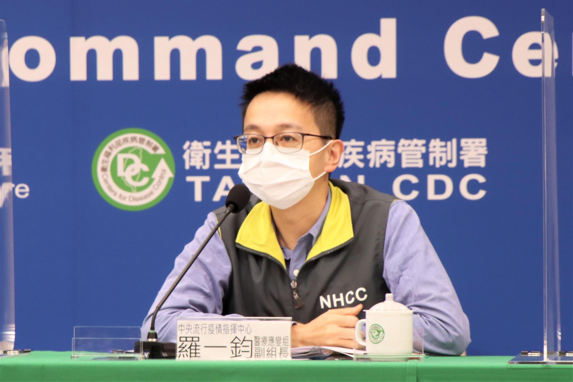 醫療應變組副組長羅一鈞說明,Omicron變種病毒對大多數的快篩試劑皆沒有影響。(指揮中心提供)
