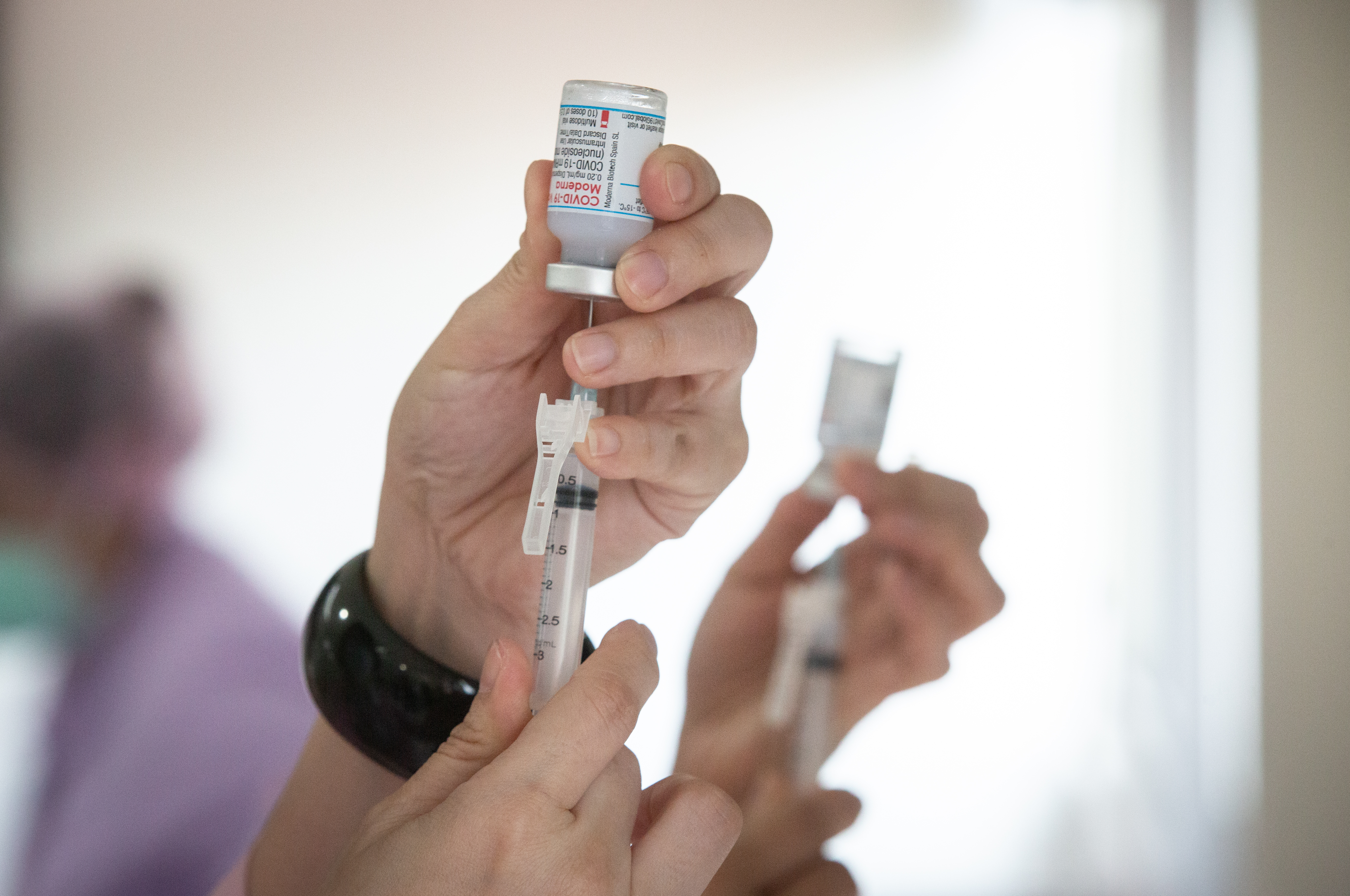 指揮中心透露，明年初開始就會有供第三劑使用的莫德納疫苗交貨，不過民眾若沒有特殊需求不必刻意追求混打。（示意圖，本刊資料照）