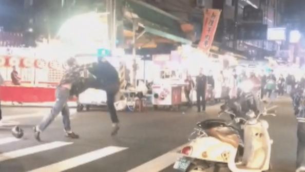 2名男子在新北市永和樂華夜市買飲料時,發生口角糾紛,最後更大打出手。