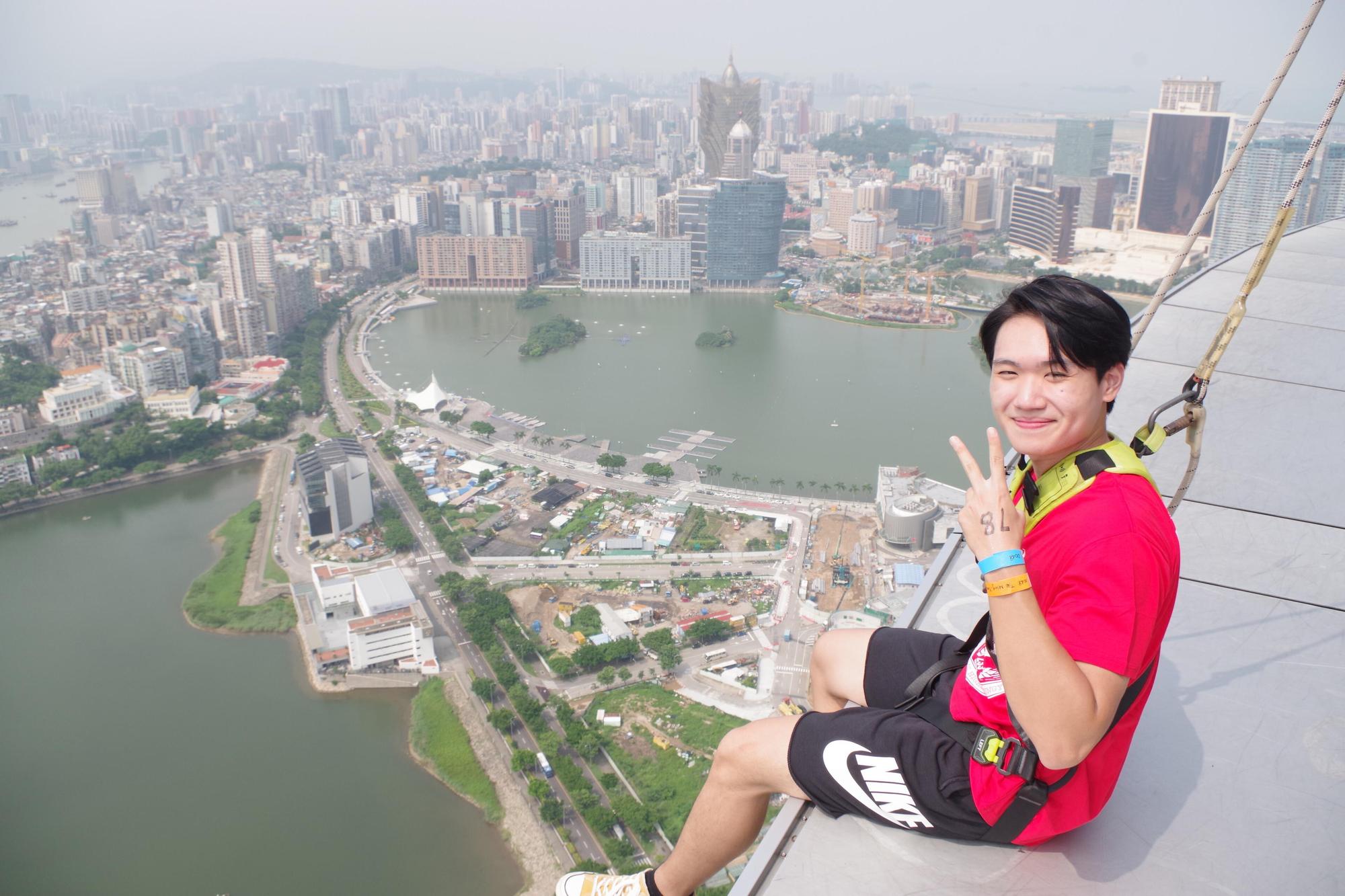 楊鐵銘21歲於澳門地標澳門塔。（楊鐵銘提供）