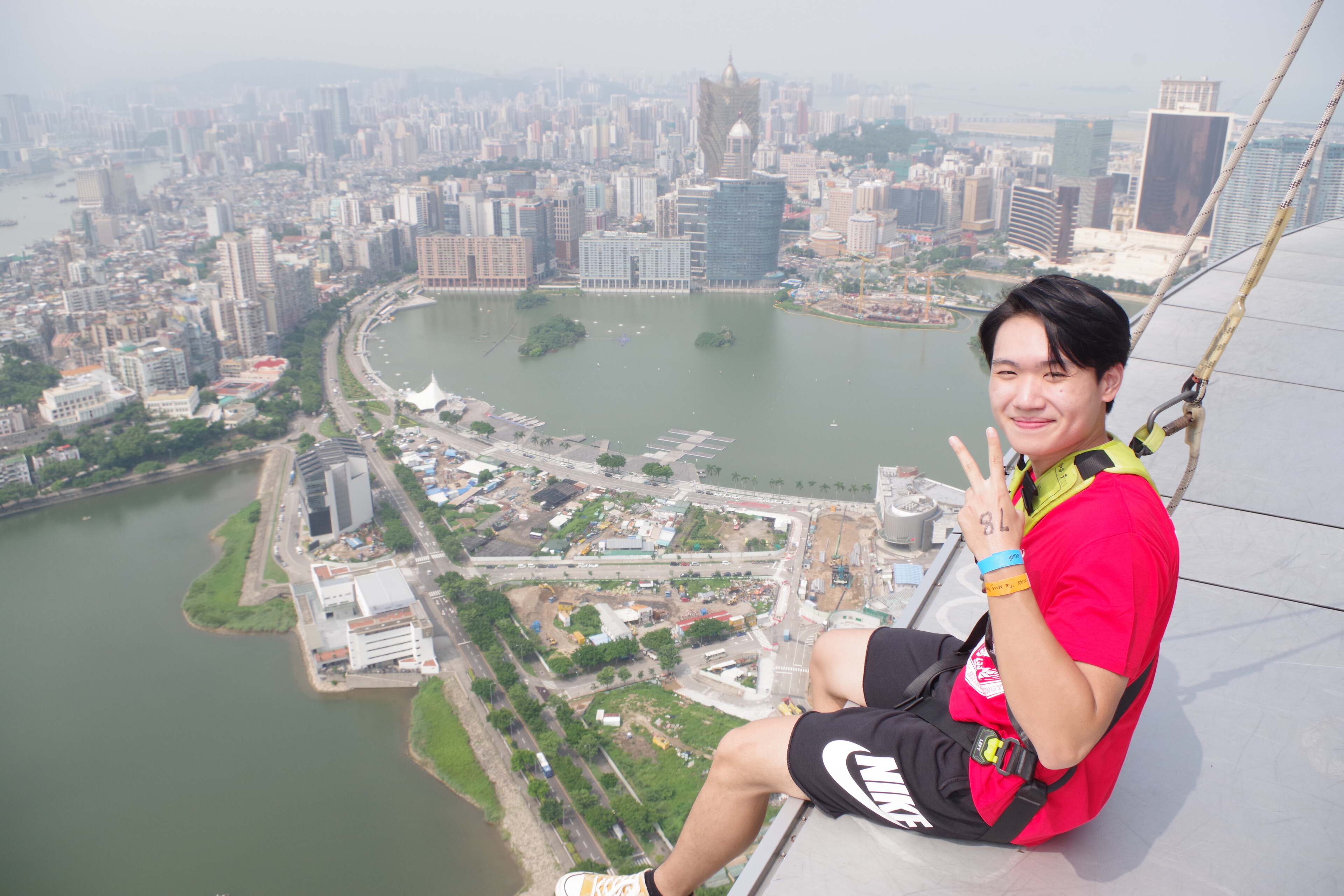 楊鐵銘21歲於澳門地標澳門塔。（楊鐵銘提供）
