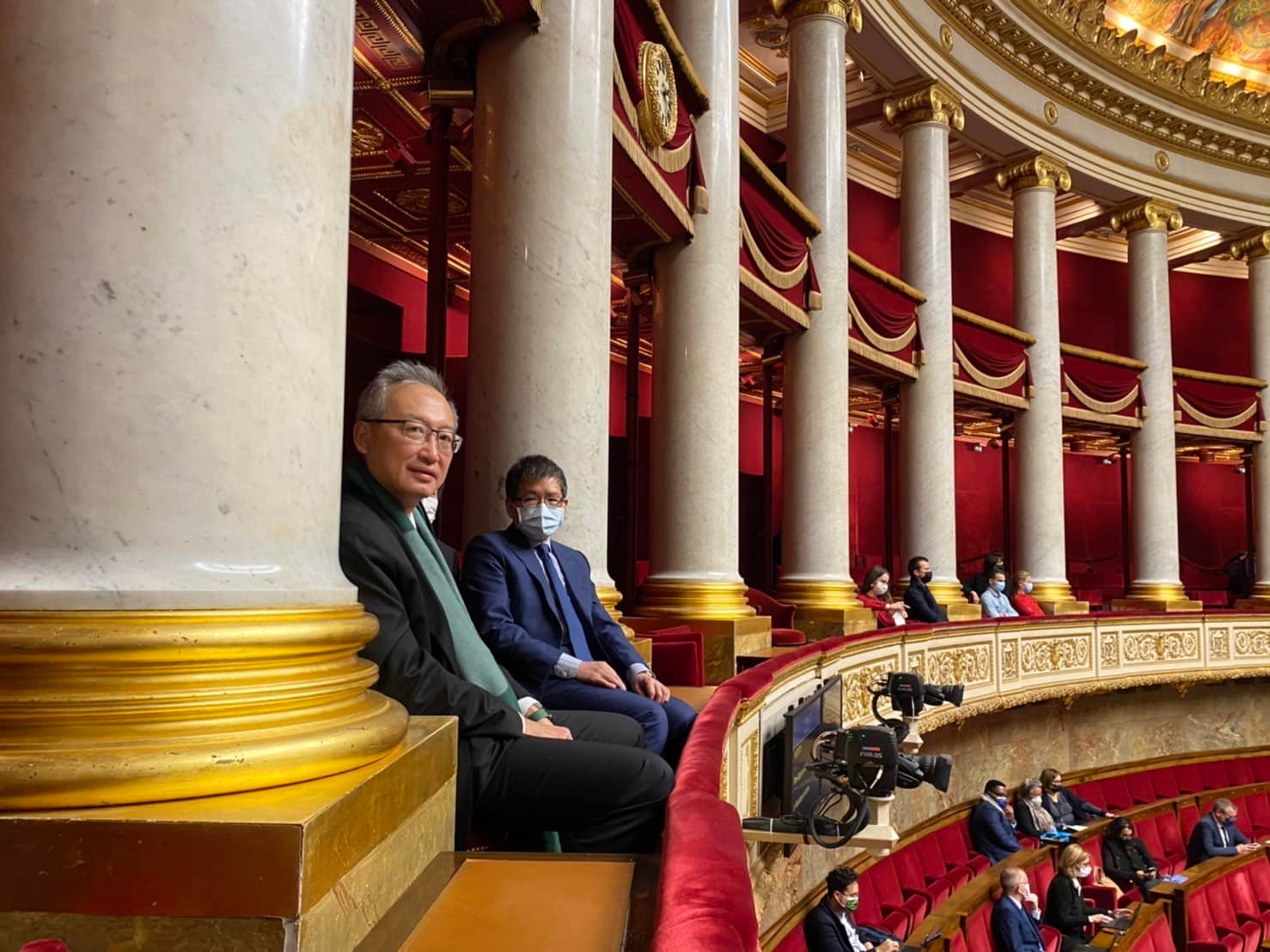 駐法代表吳志中(左)列席法國國民議會外交貴賓旁聽席,見證友台議案通過的一刻。(翻攝自吳志中臉書)