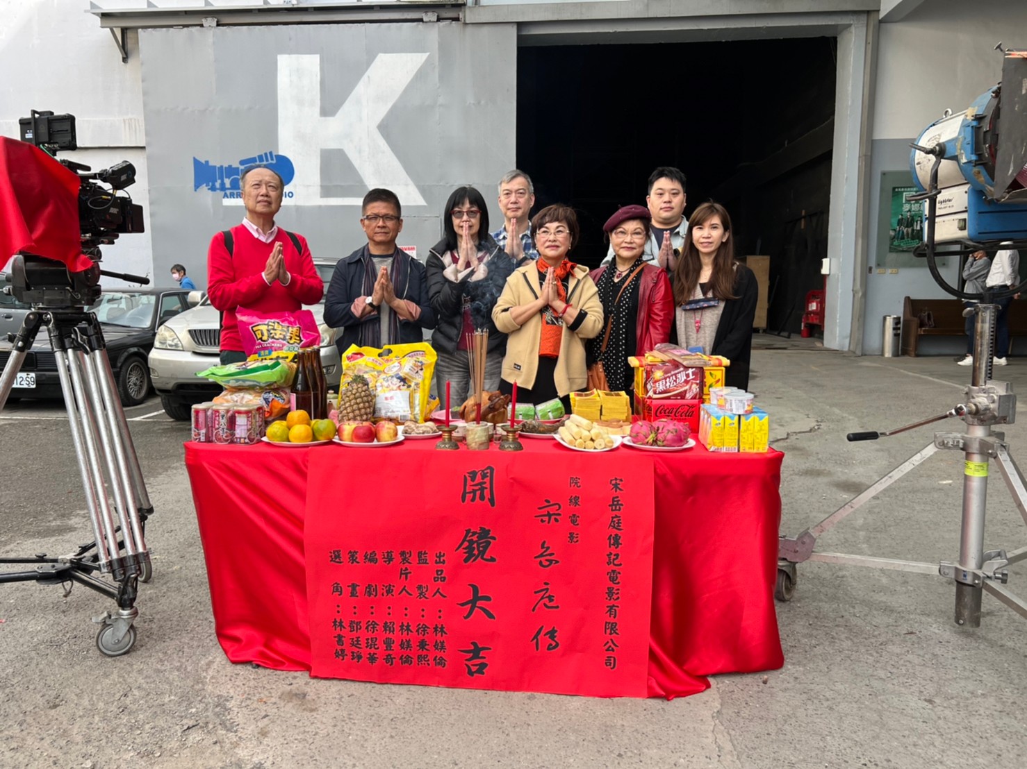 開鏡儀式一字排開，有導演、製片、監製等所有幕後團隊代表通通到場，就是不見半個演員身影。（宋岳庭傳電影公司提供）