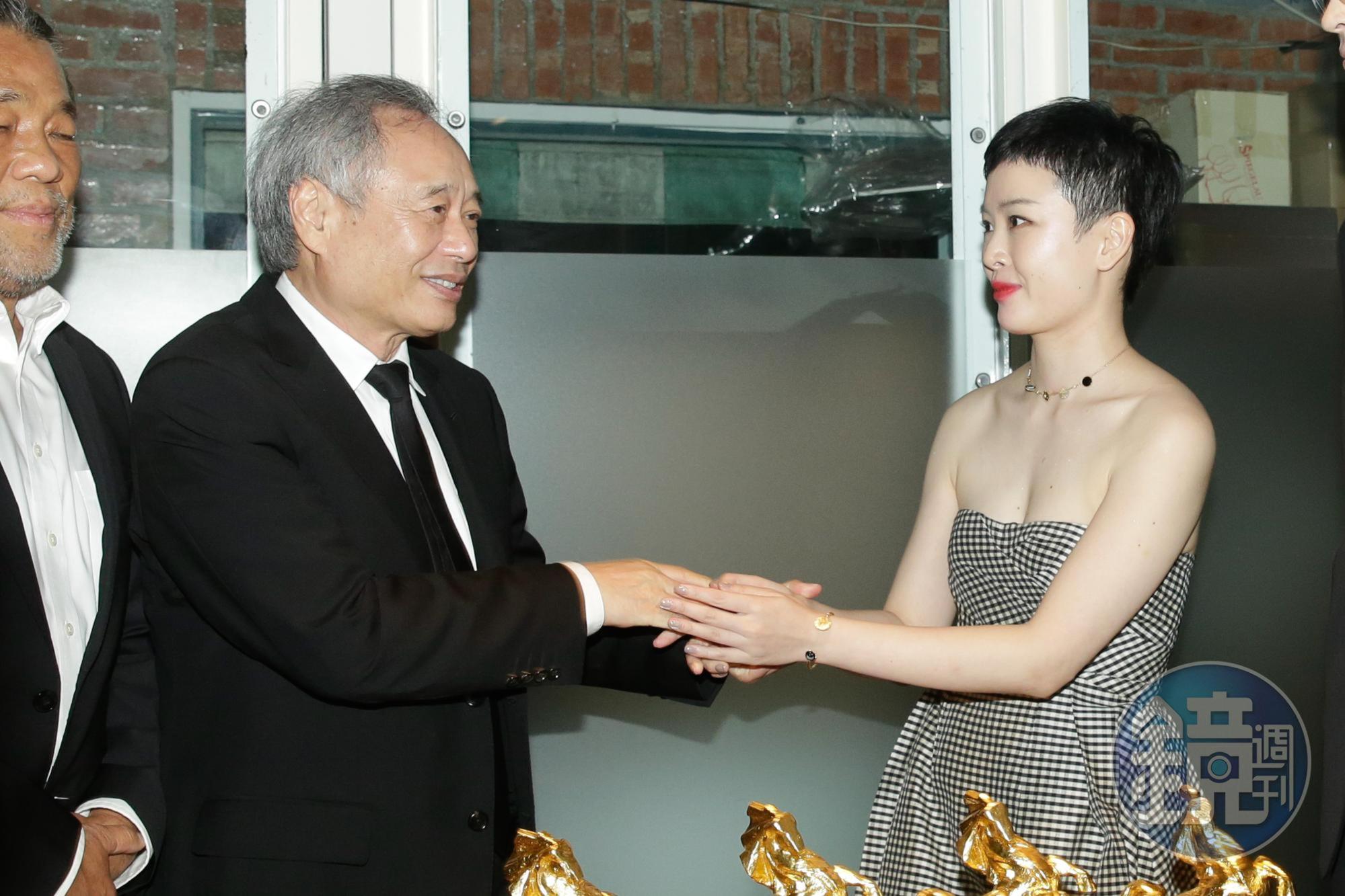 李安(左)勉勵阮鳳儀(右)未來要繼續加油,慶祝完就要開始想下一步。