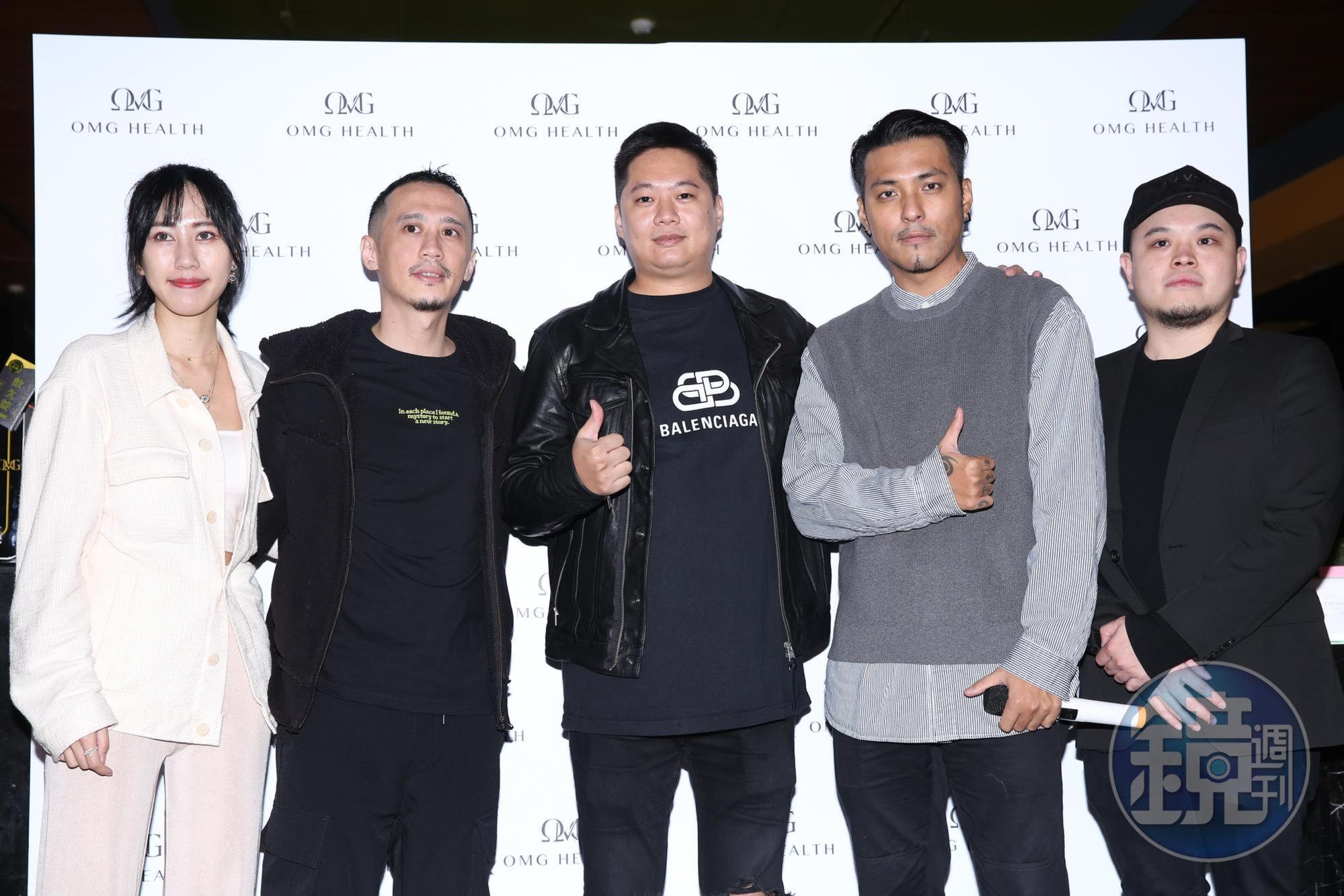 嘎嘎(右二)、麥傑生技執行董事王柏升(左二)出席「Bar Universe飲久宇宙地圖」活動。