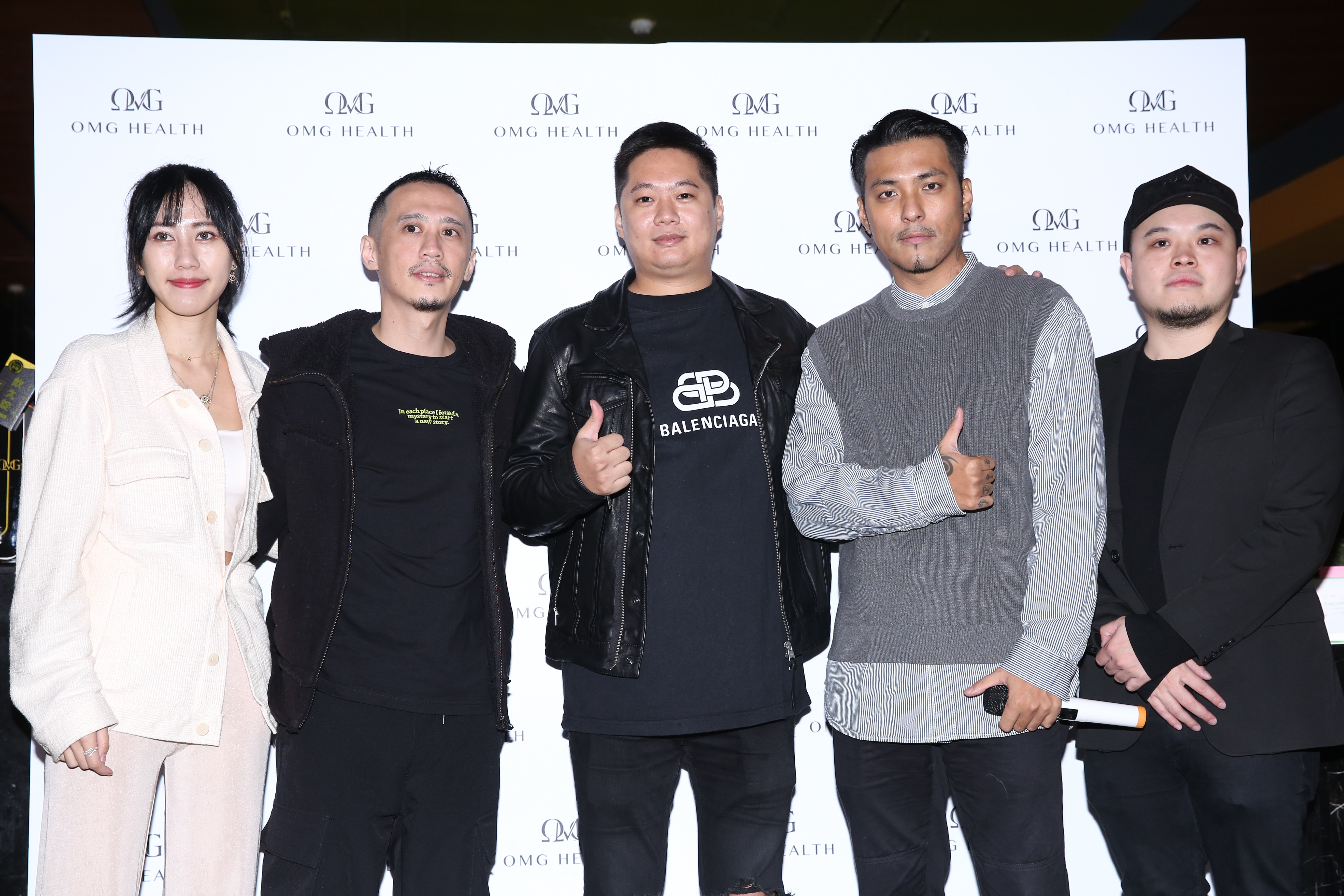 嘎嘎(右二)、麥傑生技執行董事王柏升(左二)出席「Bar Universe飲久宇宙地圖」活動。