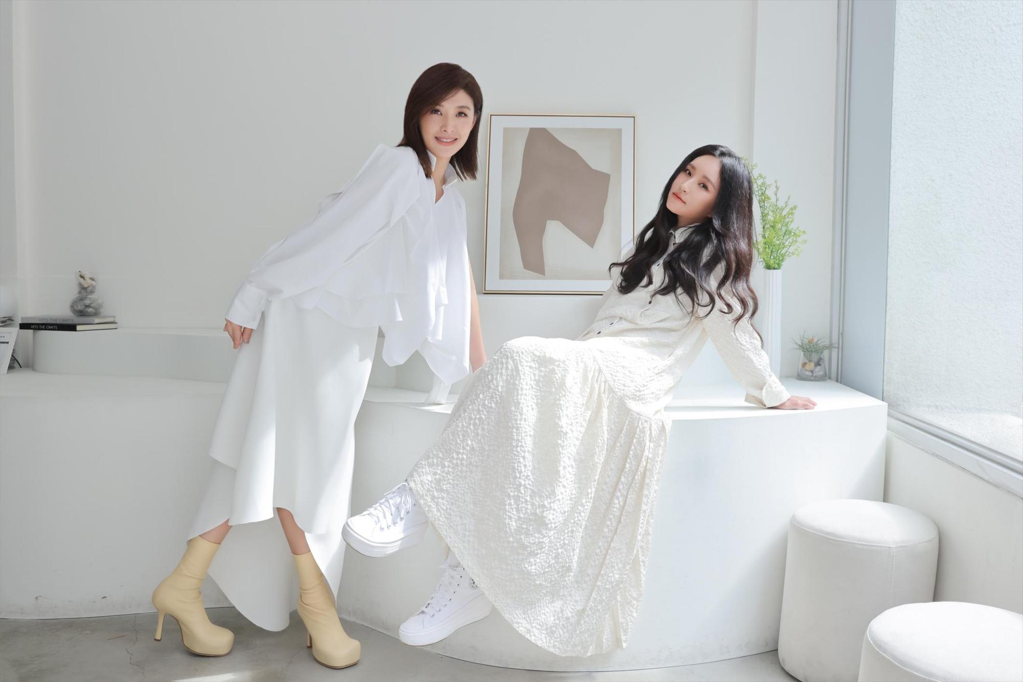 蘇慧倫跨刀與法蘭Fran合唱，2位白衣女神仙氣飄飄。（相映音樂提供）
