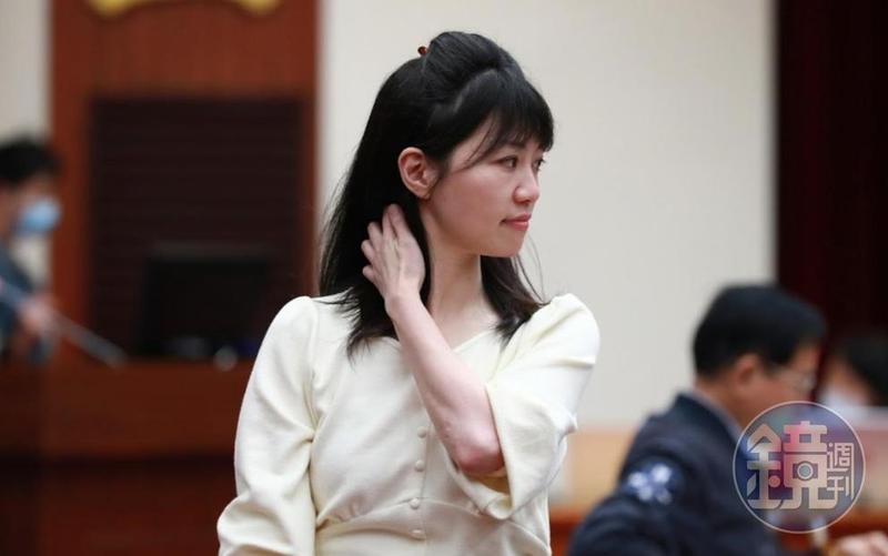 高嘉瑜今（30日）在律師陪同下，持驗傷單向林男提出傷害告訴。（資料照）