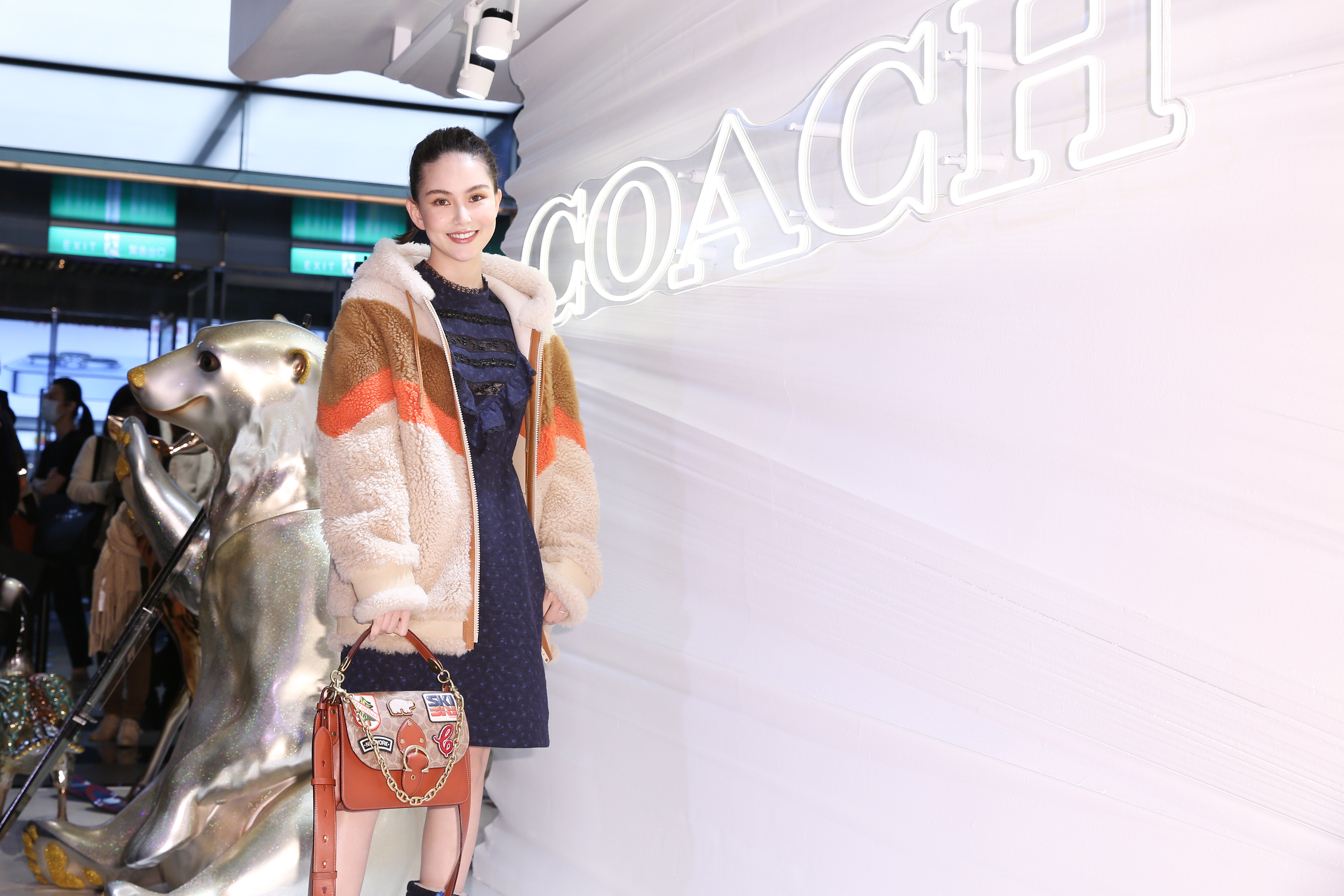 昆凌經過休養之後，神采奕奕出席COACH Holiday滑雪主題快閃店活動。