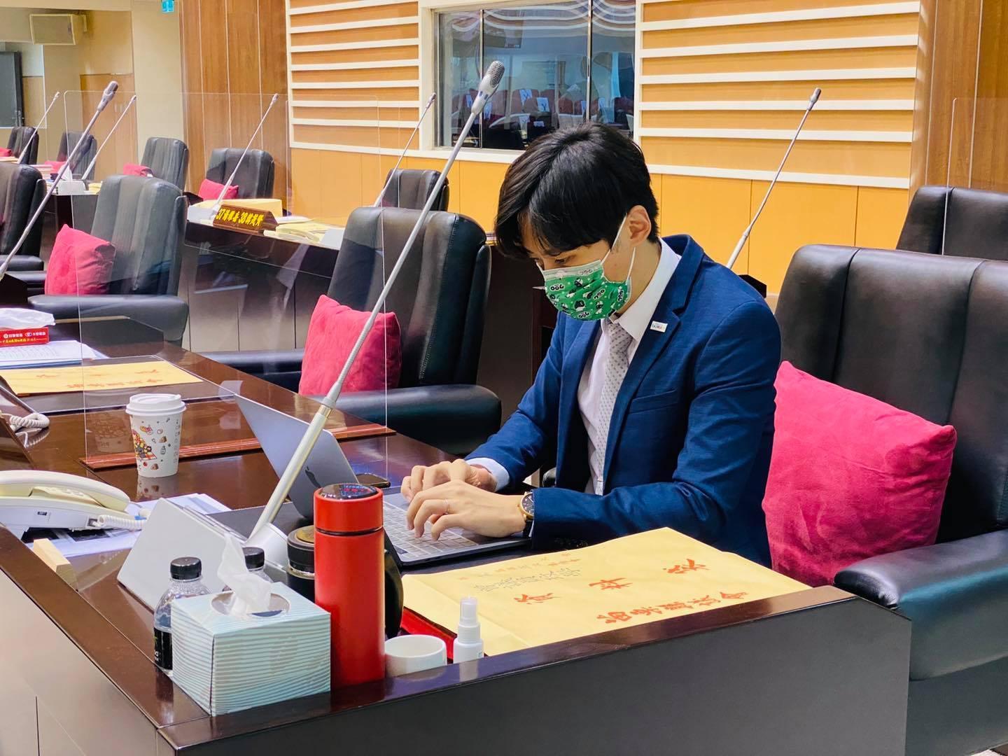 曾玟學今在議會進行明年度縣政總預算審查時,過程中不滿向議長鍾東錦提出程序問題抗議,卻反遭嗆聲「不要像小孩子一樣鬧脾氣。」(翻攝自曾玟學臉書)