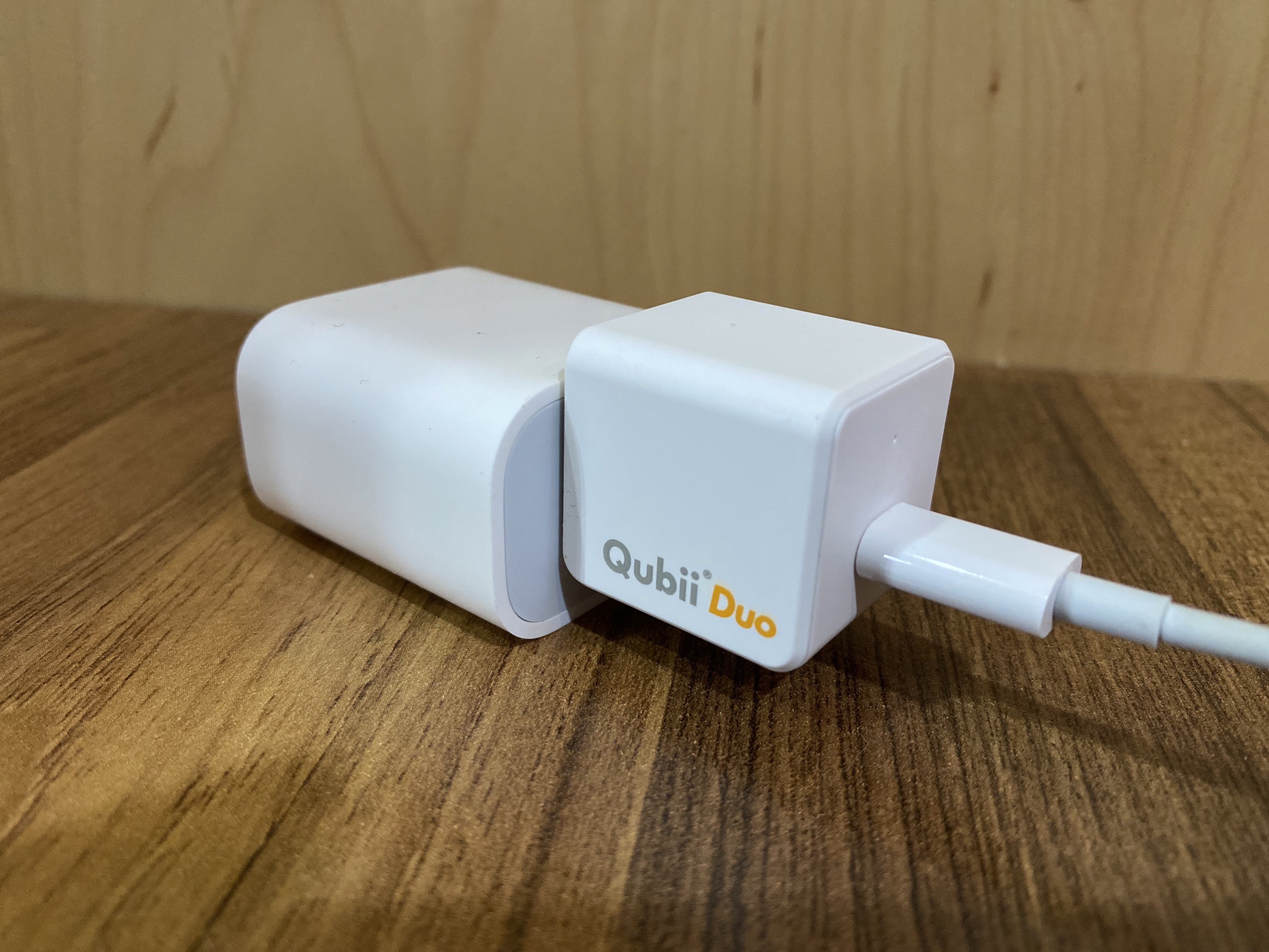林秉樞使用的iPhone充電器是有兼具隨身碟功能的「Qubii Duo備份豆腐」。（示意圖，讀者提供）