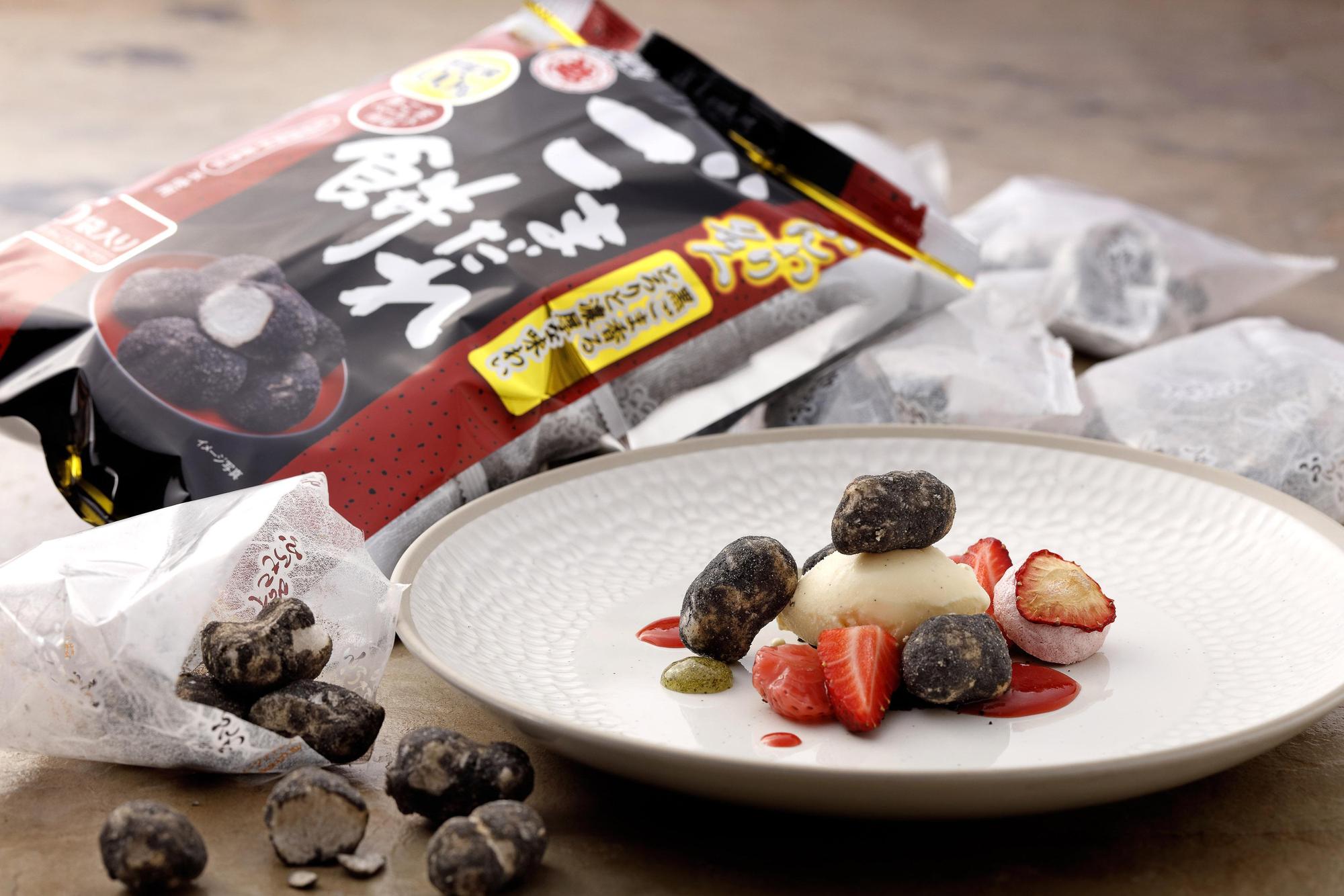 蓬鬆名人黑芝麻麻糬製作成甜點「黑芝麻米餅.草莓」（JRE提供）
