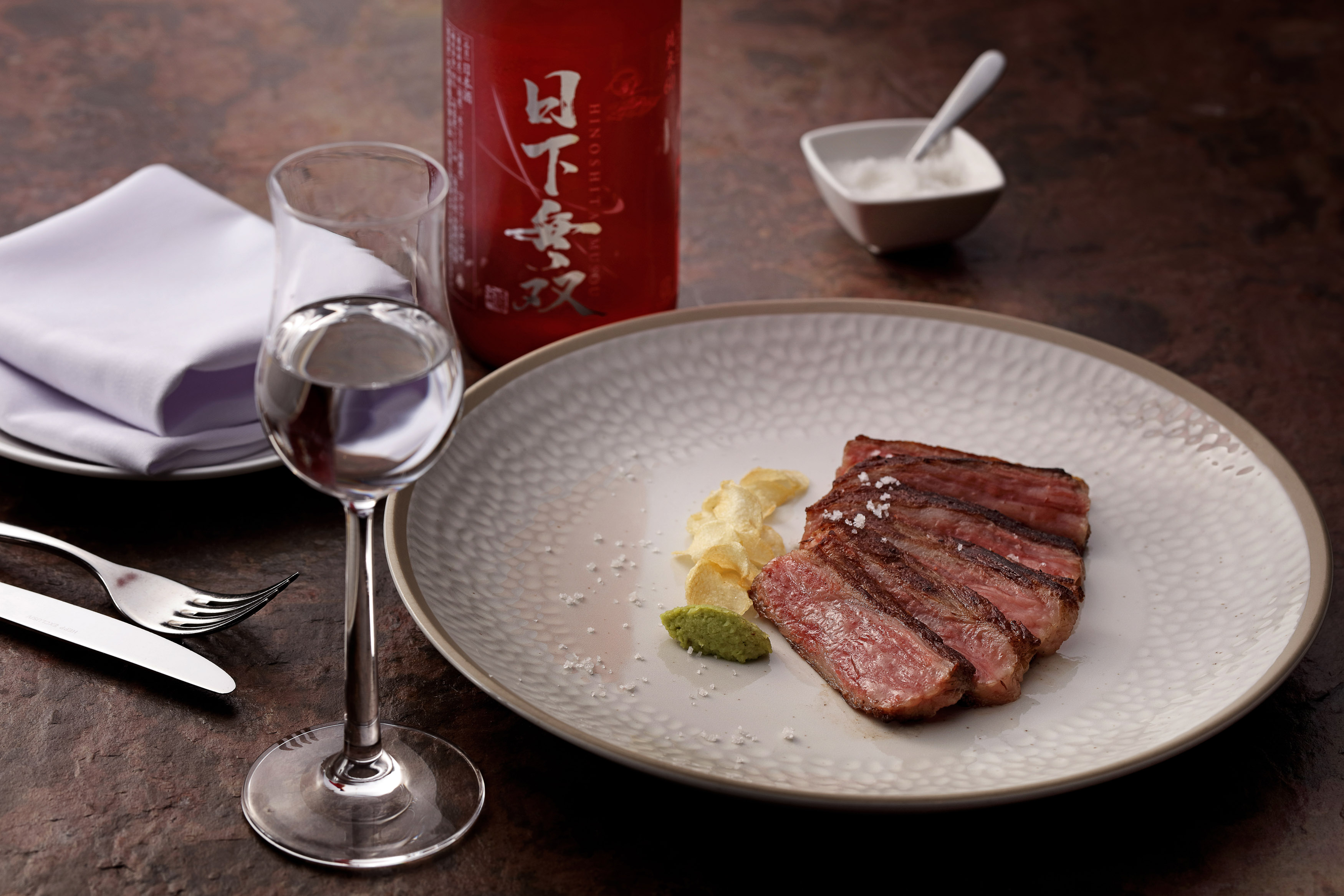 「日下無雙純米清酒60」搭配「日本A5和牛紐約客牛排」（JRE提供）