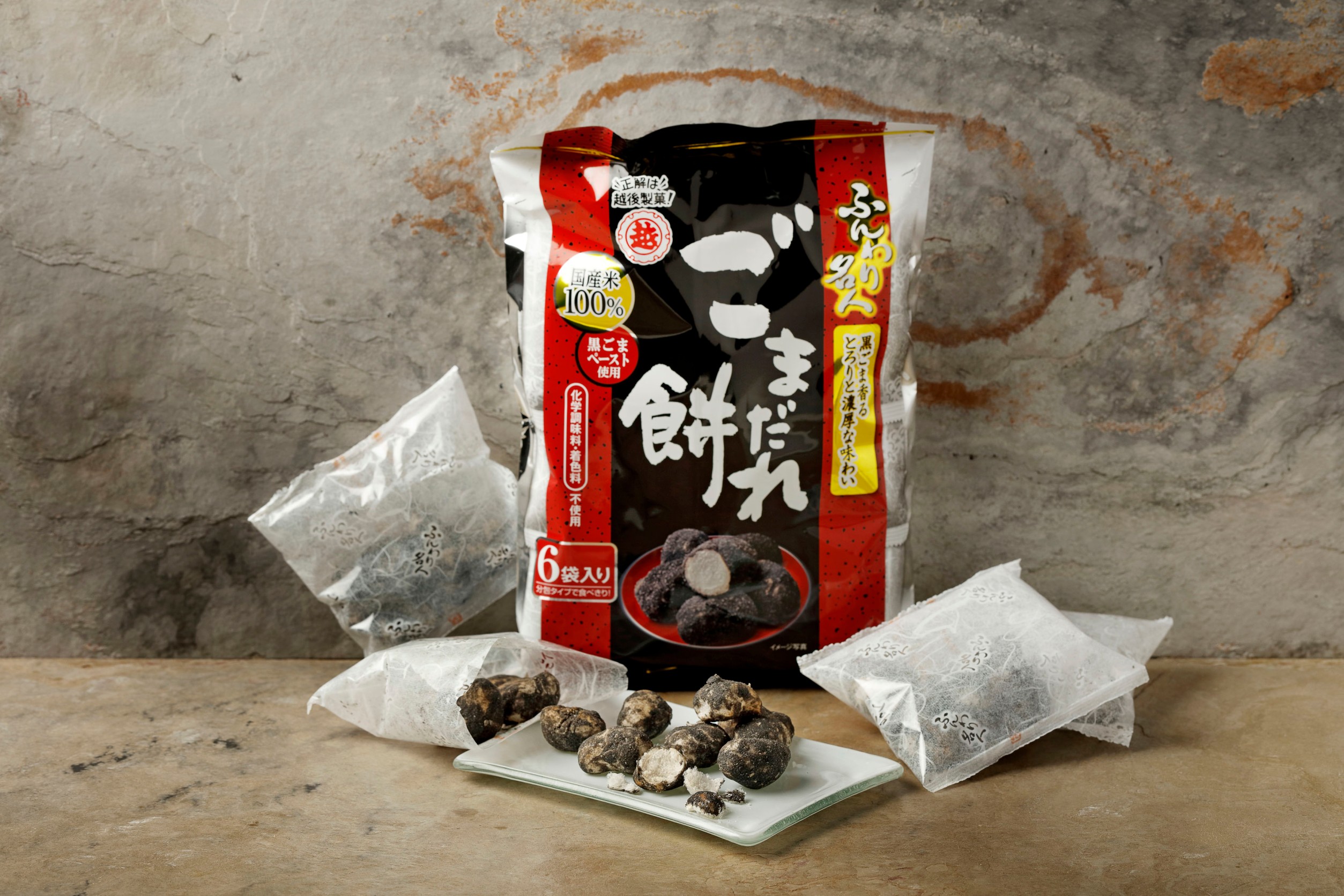 「蓬鬆名人黑芝麻麻糬」口感像是芝麻版的「乖乖」，更加濃郁鬆化。（JRE提供）