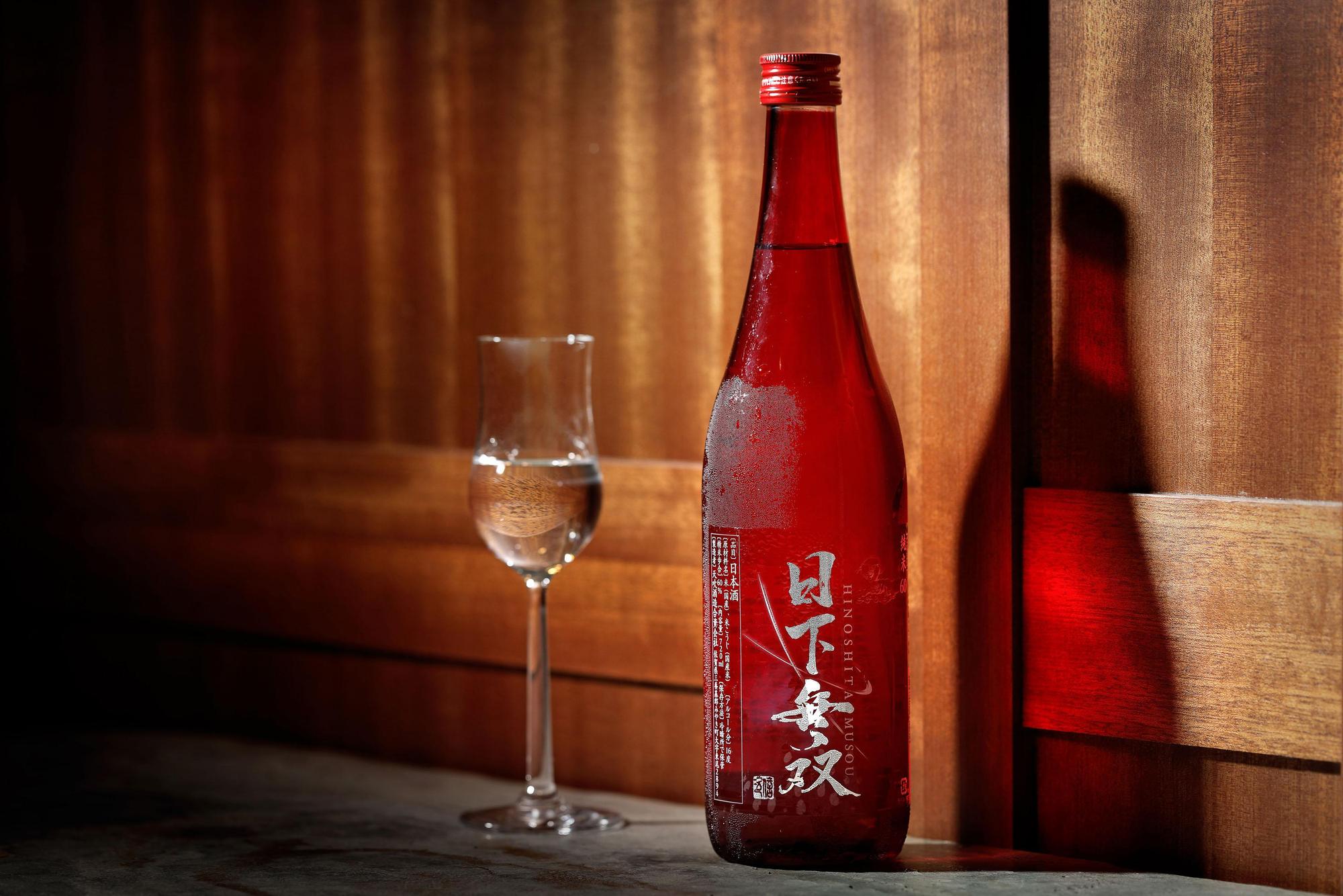 「日下無雙 純米清酒60」順口輕盈帶微甘、喉韻極佳，於舌尖上會散發出獨特鮮味的清酒款，建議可搭配滋味濃郁的菜色。（JRE提供）