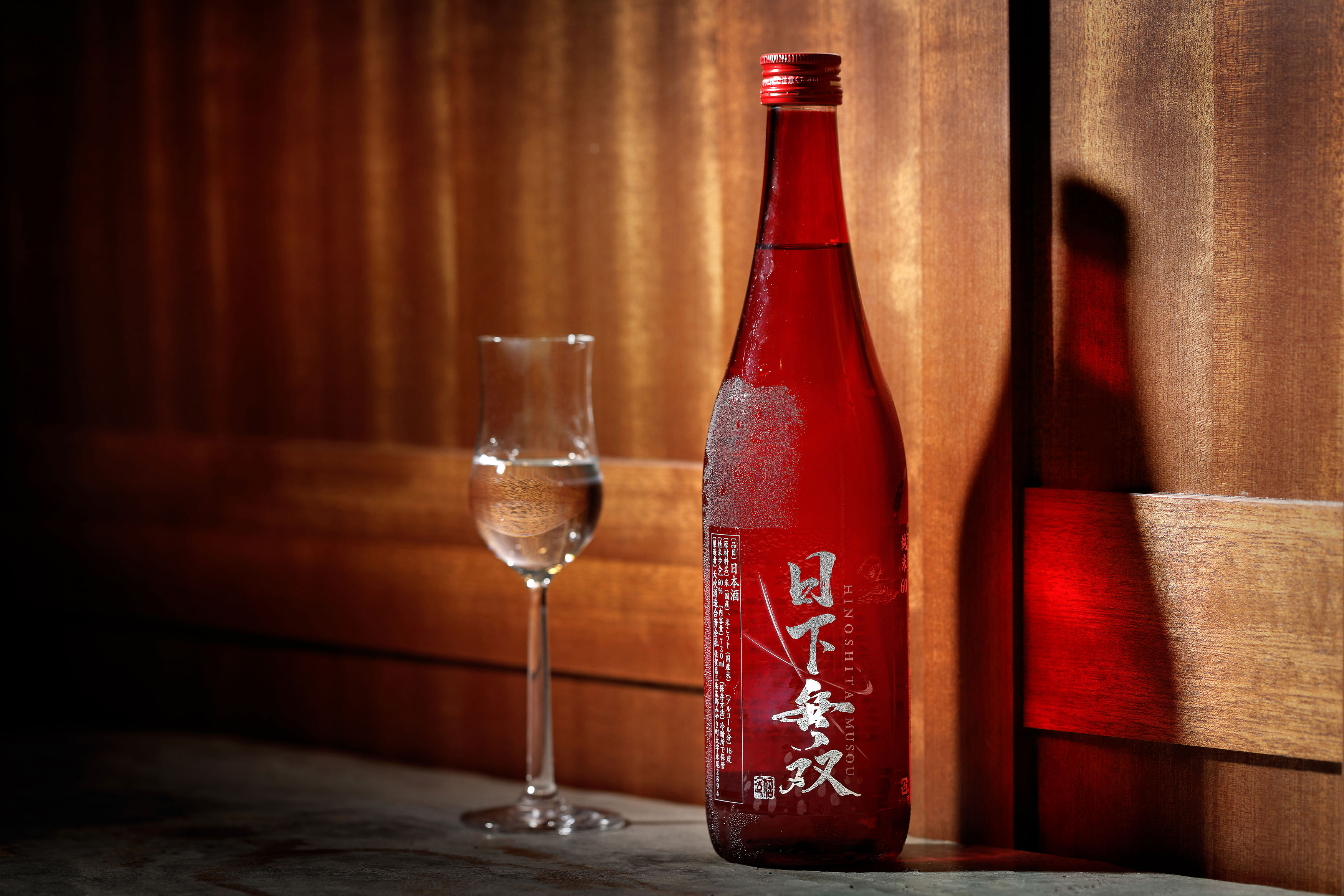 「日下無雙 純米清酒60」順口輕盈帶微甘、喉韻極佳，於舌尖上會散發出獨特鮮味的清酒款，建議可搭配滋味濃郁的菜色。（JRE提供）