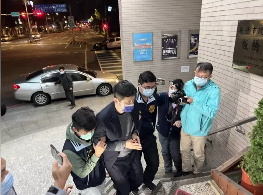 警方拘提畫面首度曝光，當時林秉樞西裝筆挺準備外出。（翻攝畫面）