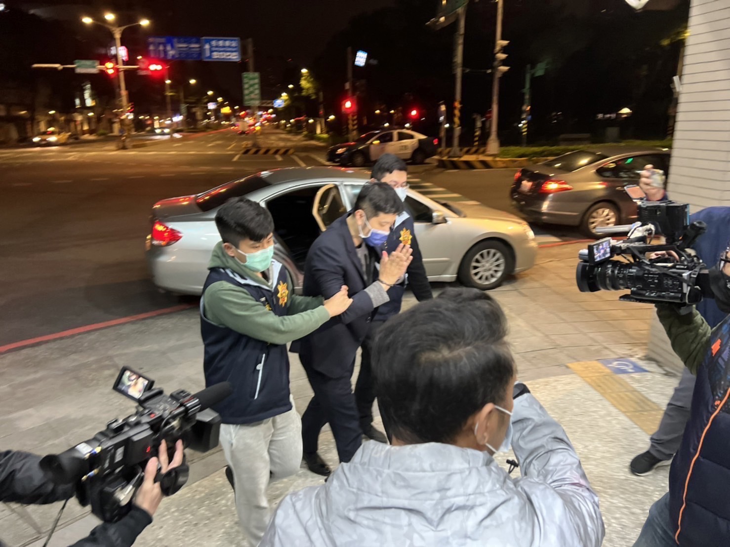 林秉樞（中）凌晨遭拘提到案。