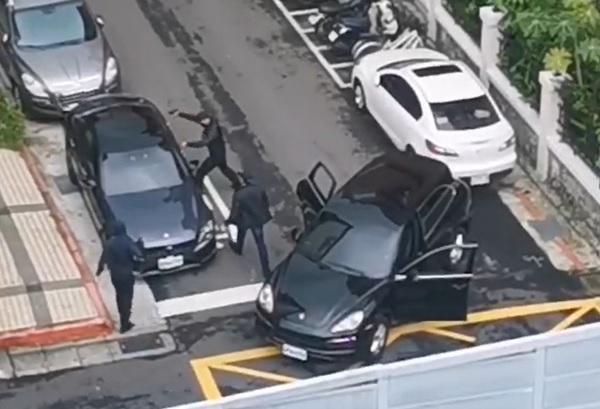 民眾在台北市文山區拍到有黑衣惡煞持長槍、球棒當街擄人。（翻攝畫面）