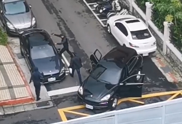 民眾在台北市文山區拍到有黑衣惡煞持長槍、球棒當街擄人。（翻攝畫面）