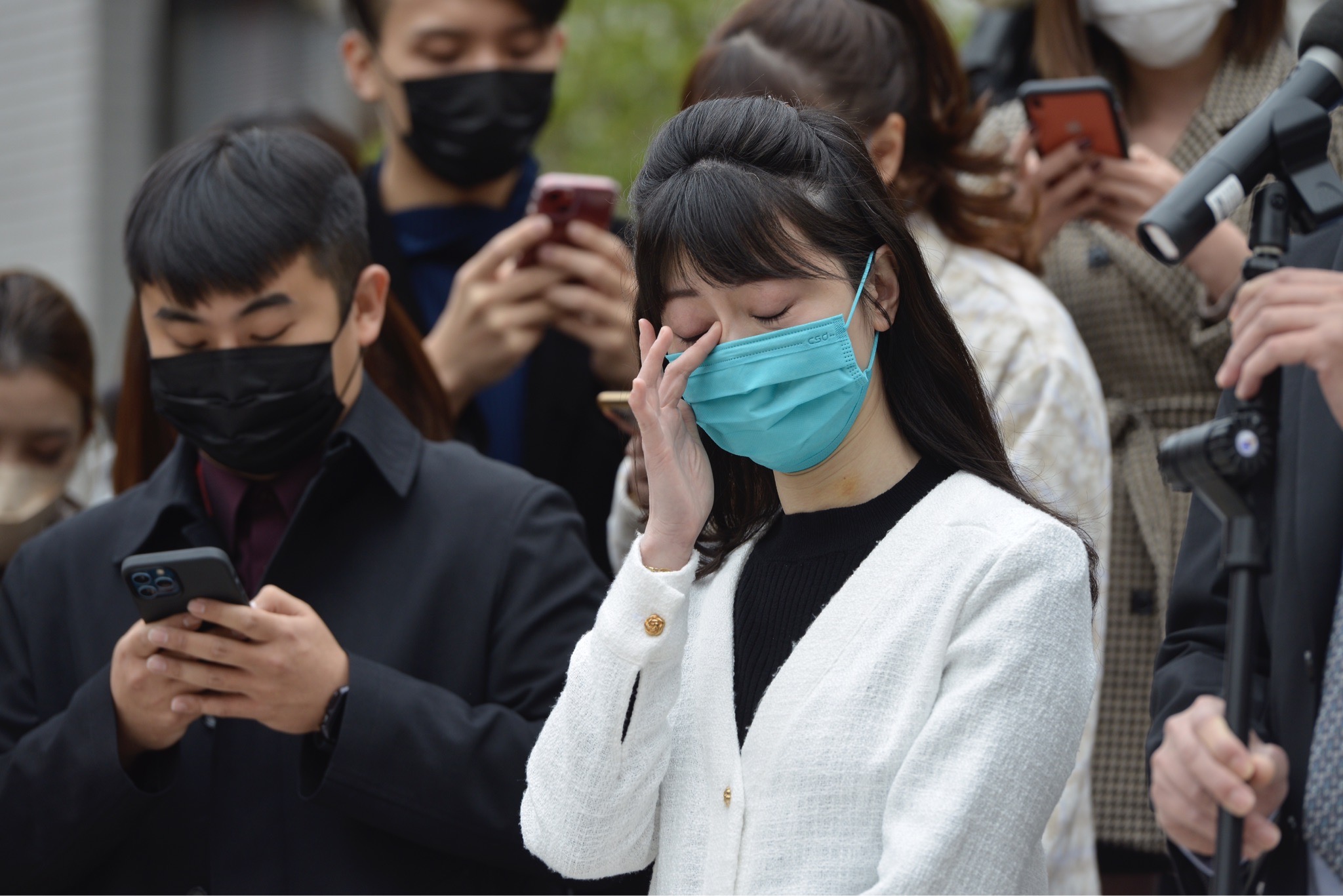 家暴事件曝光後，高嘉瑜今日上午在律師的陪同下，首度露面於立法院議場前舉行記者會說明。