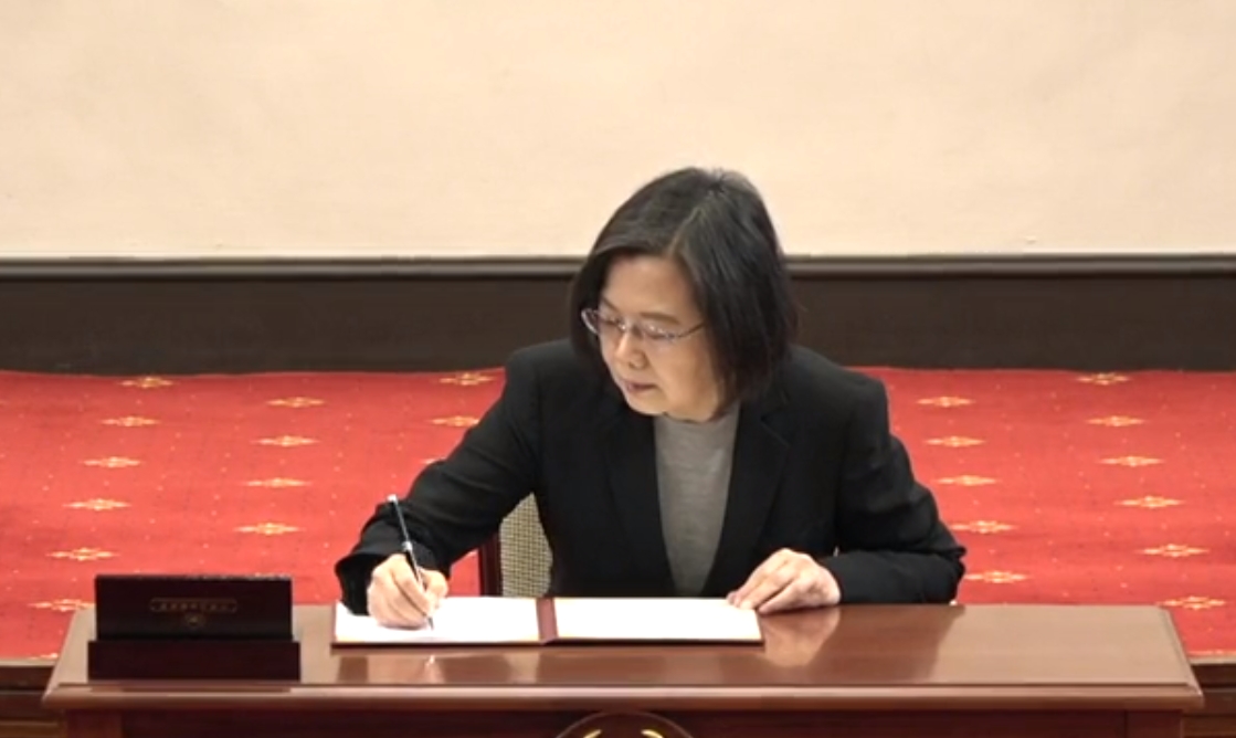 蔡英文今日上午簽署《跟騷法》，該法案在公布6個月後將正式上路。（翻攝自蔡英文臉書直播畫面）