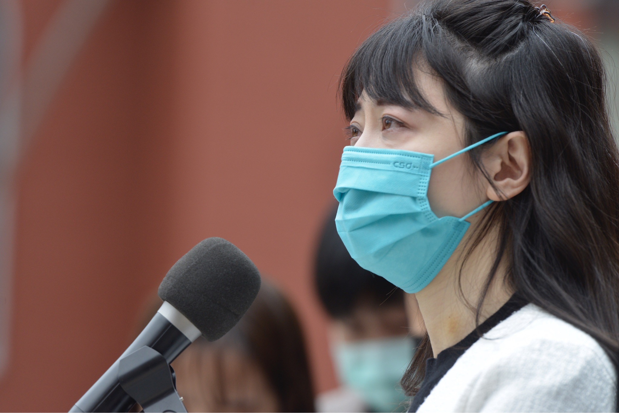 高嘉瑜遭家暴後出面開記者會，講到激動處聲淚俱下。