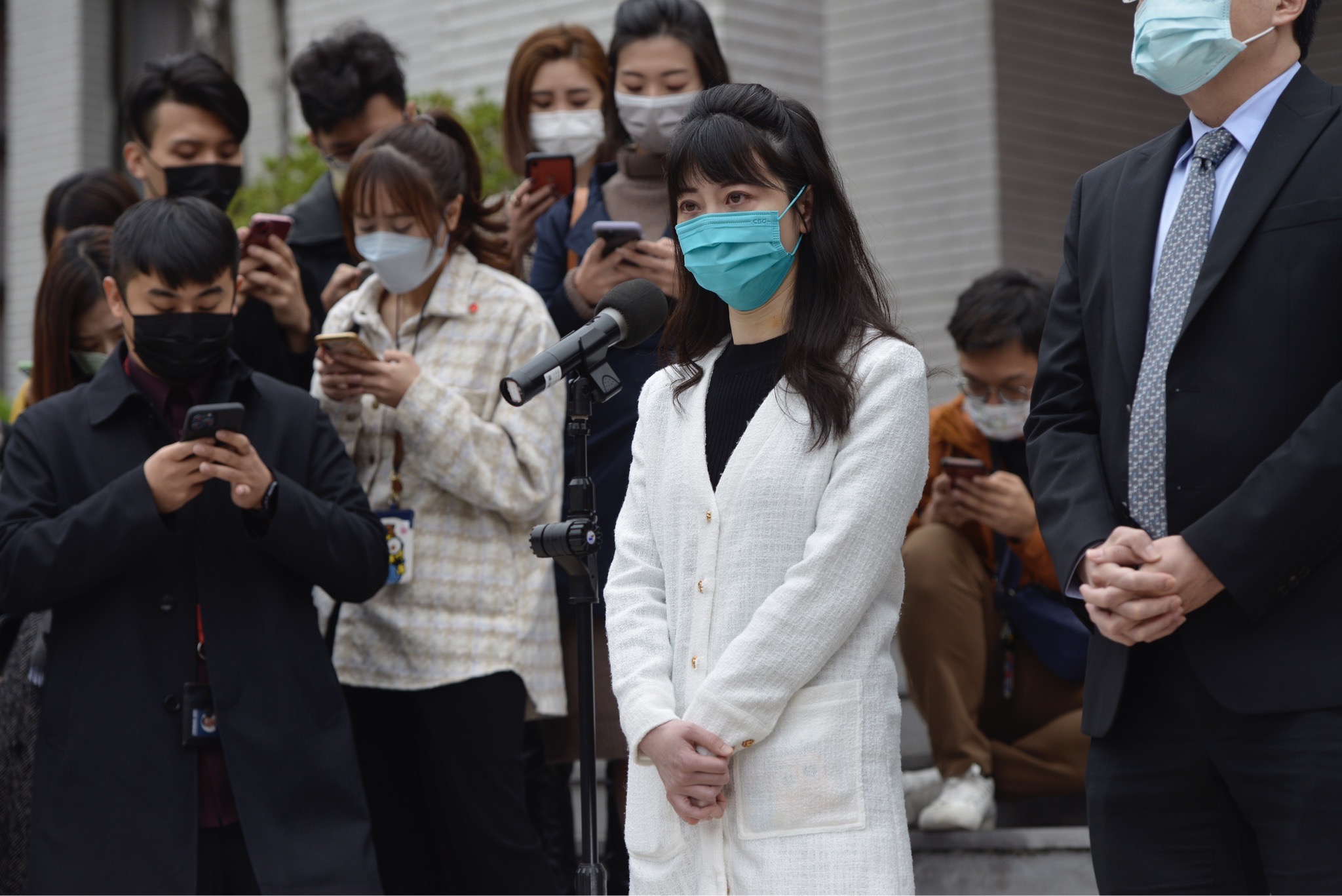 高嘉瑜遭男友家暴，沉默一天後出面開記者會。