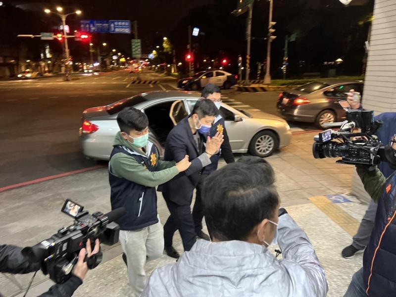 林秉樞（中）凌晨遭拘提到案。（翻攝畫面）