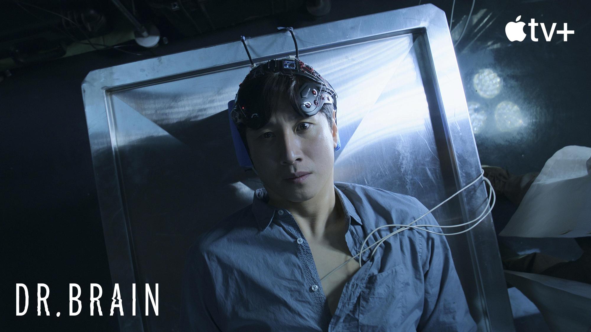李善均在Apple TV+首部韓劇《Dr. Brain》飾演一名研究腦科學的神經科學家，盼能透過大腦同步技術解開事件謎團。（Apple TV+提供）