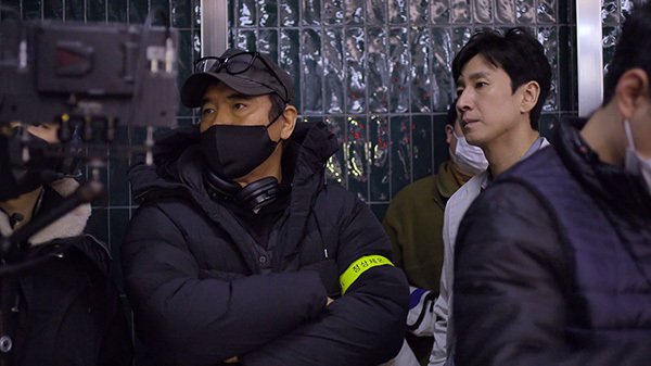 金知雲（左）首部連續劇作品獻給《Dr.Brain》，他透露環境的改變是促使他嘗試的最大原因。右為李善均。（翻攝自Newsen）