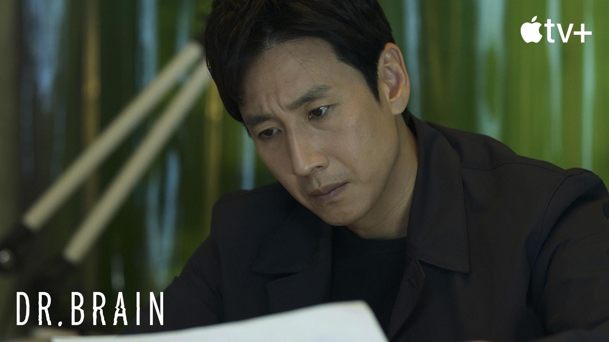 李善均在《寄生上流》相隔兩年推出新作《Dr. Brain》,曝老婆也超喜歡。(Apple TV+提供)