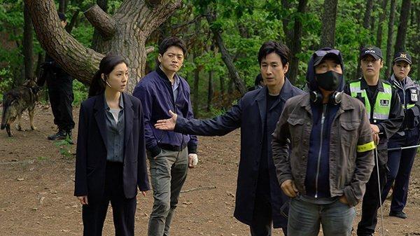 金知雲(前方戴口罩者)認為李善均(左三)能詮釋出《Dr. Brain》高世元一角的豐富層次,選定他演出該角色。(翻攝自Newsen)