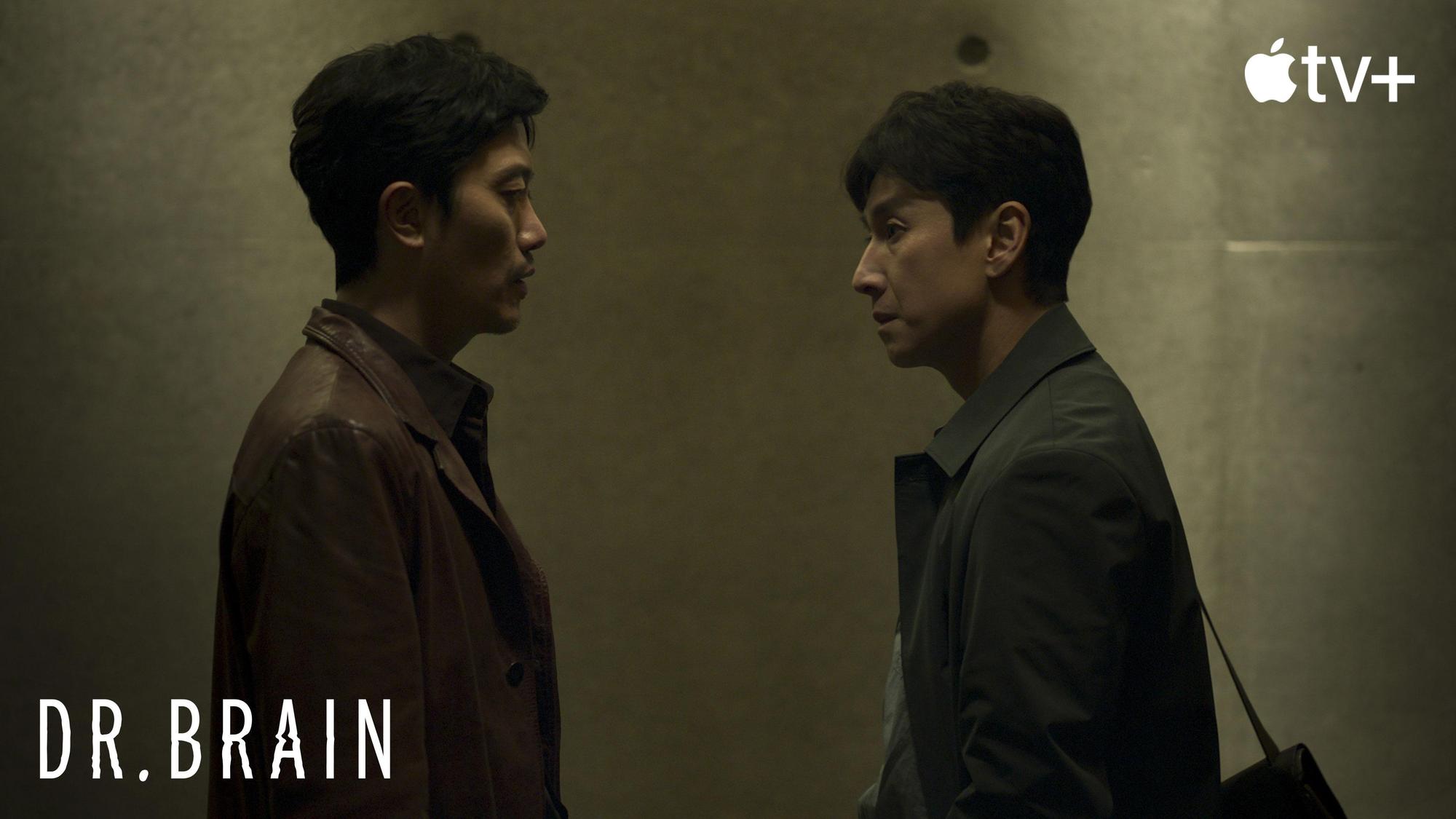 朴喜洵（左）和李善均是認識20年的好友，兩人合作《Dr. Brain》展現絕佳默契。（Apple TV+提供）