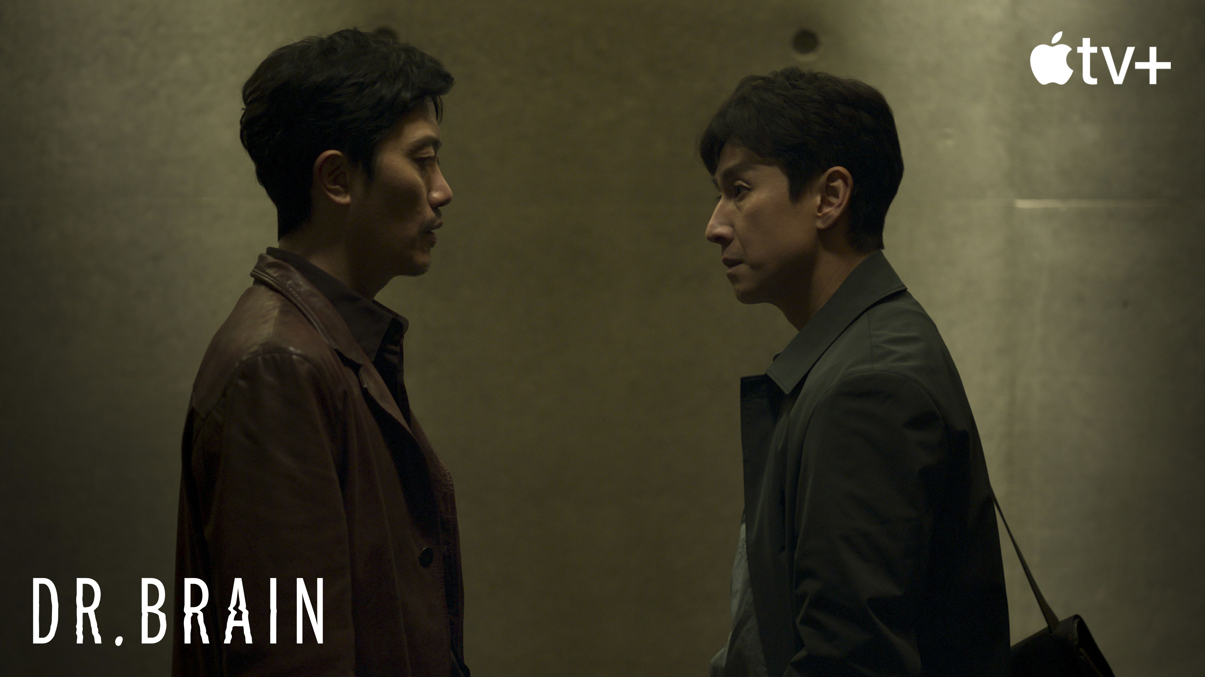 朴喜洵（左）和李善均是認識20年的好友，兩人合作《Dr. Brain》展現絕佳默契。（Apple TV+提供）