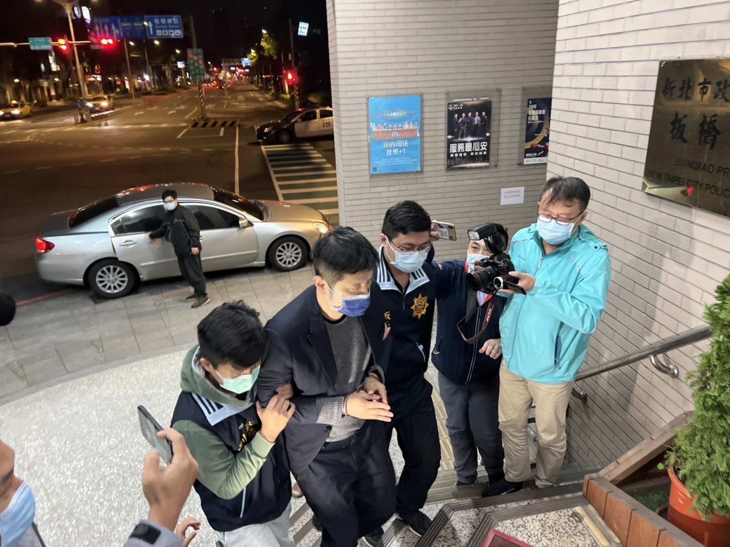 今凌晨，警方持拘票將林秉樞帶回偵訊。（翻攝畫面）