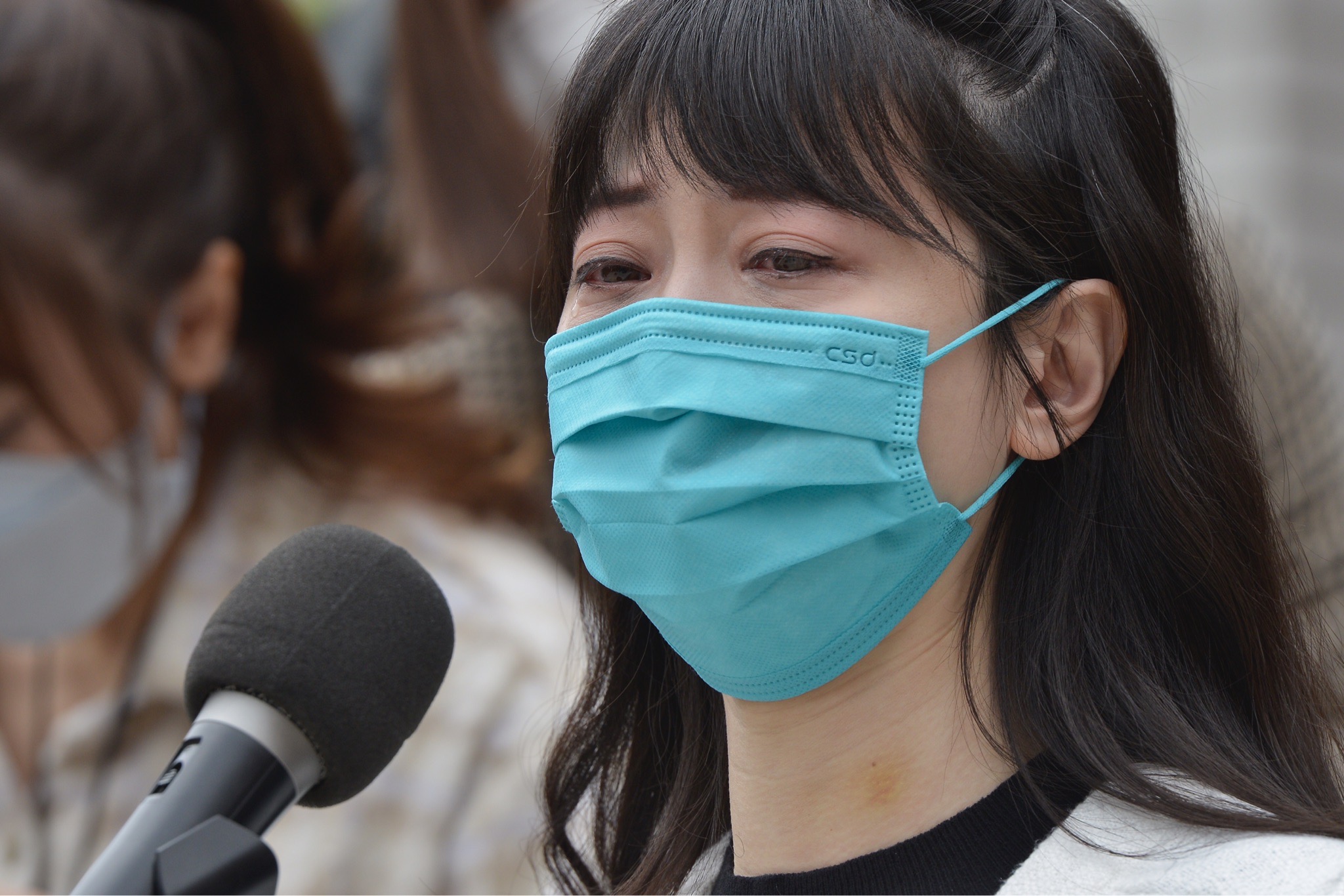 民進黨立委高嘉瑜遭男友家暴，今日現身公開受訪，過程中數度落淚，讓人看了相當心疼。