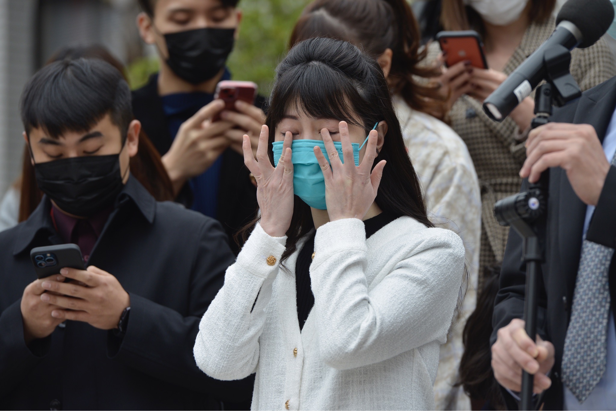 遭男友家暴的高嘉瑜今勇敢出席記者會。