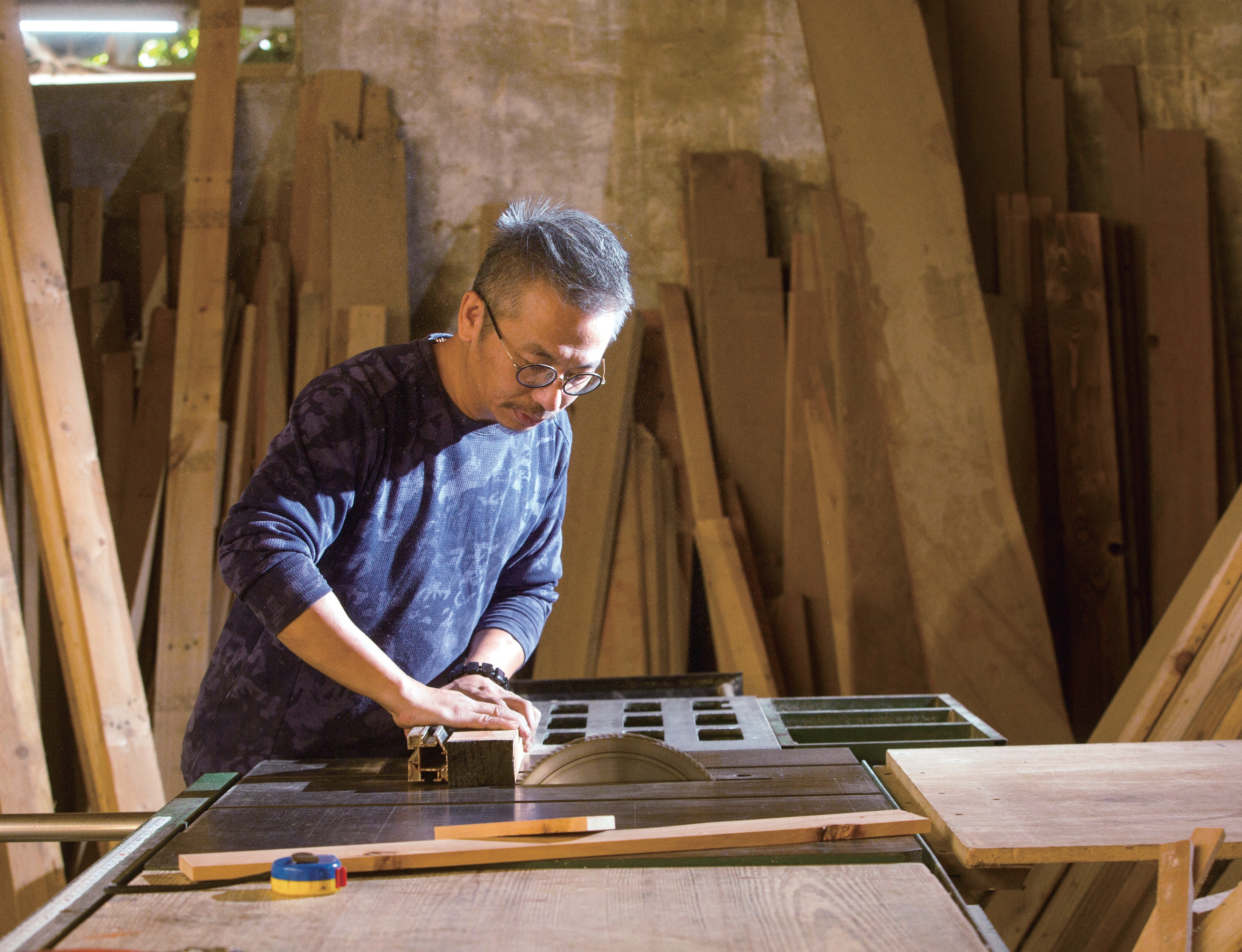 魏榮明仔細審視、製作每件木工家具。