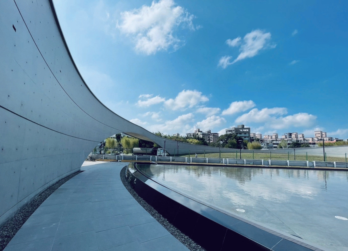 圓形跨橋「乙未之環」橫跨重新設計的共融遊戲區與紀念水池，串起過去與現在。