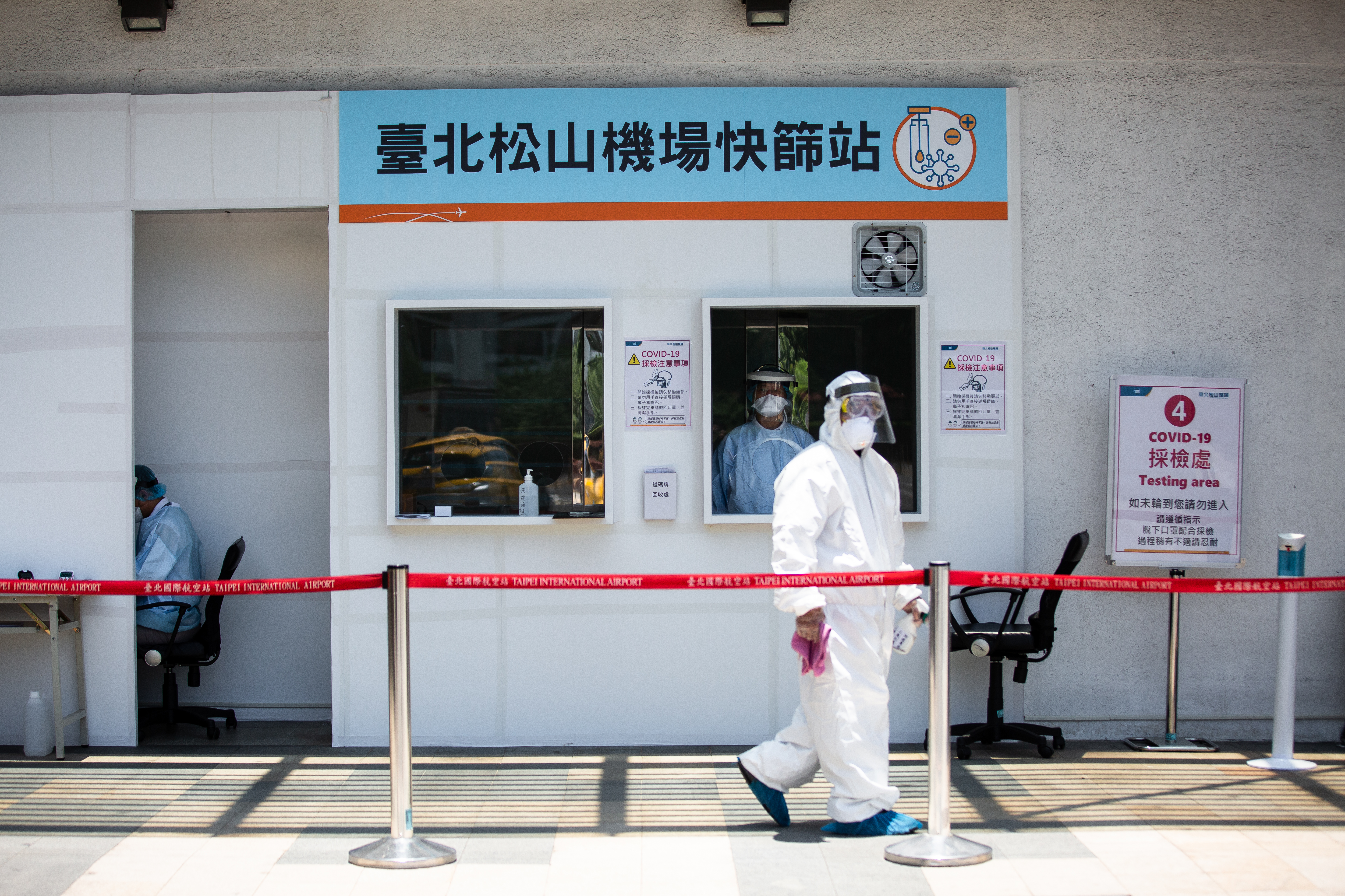 有醫師建議春節入境採檢可用鼻咽、深喉2種方式交替進行,陳時中表示暫時未列入考量。(本刊資料照)