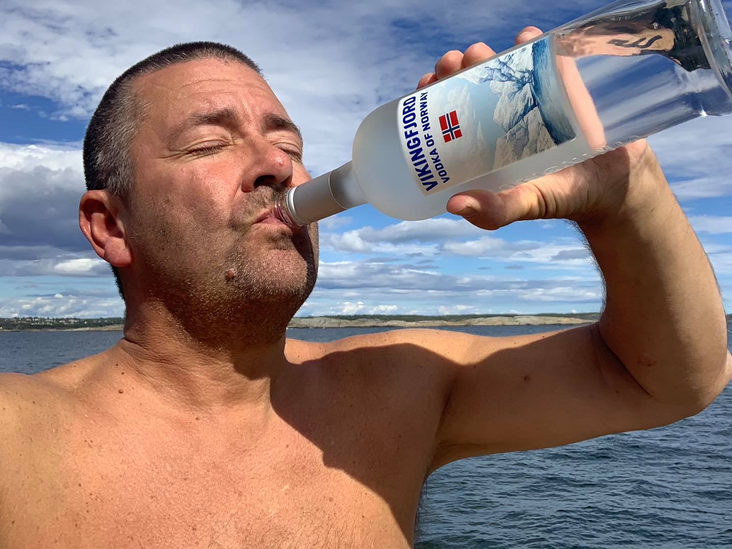 挪威百萬網紅托爾在水壩取景時，意外墜入湖中溺斃。（翻攝Tor Eckhoff IG）